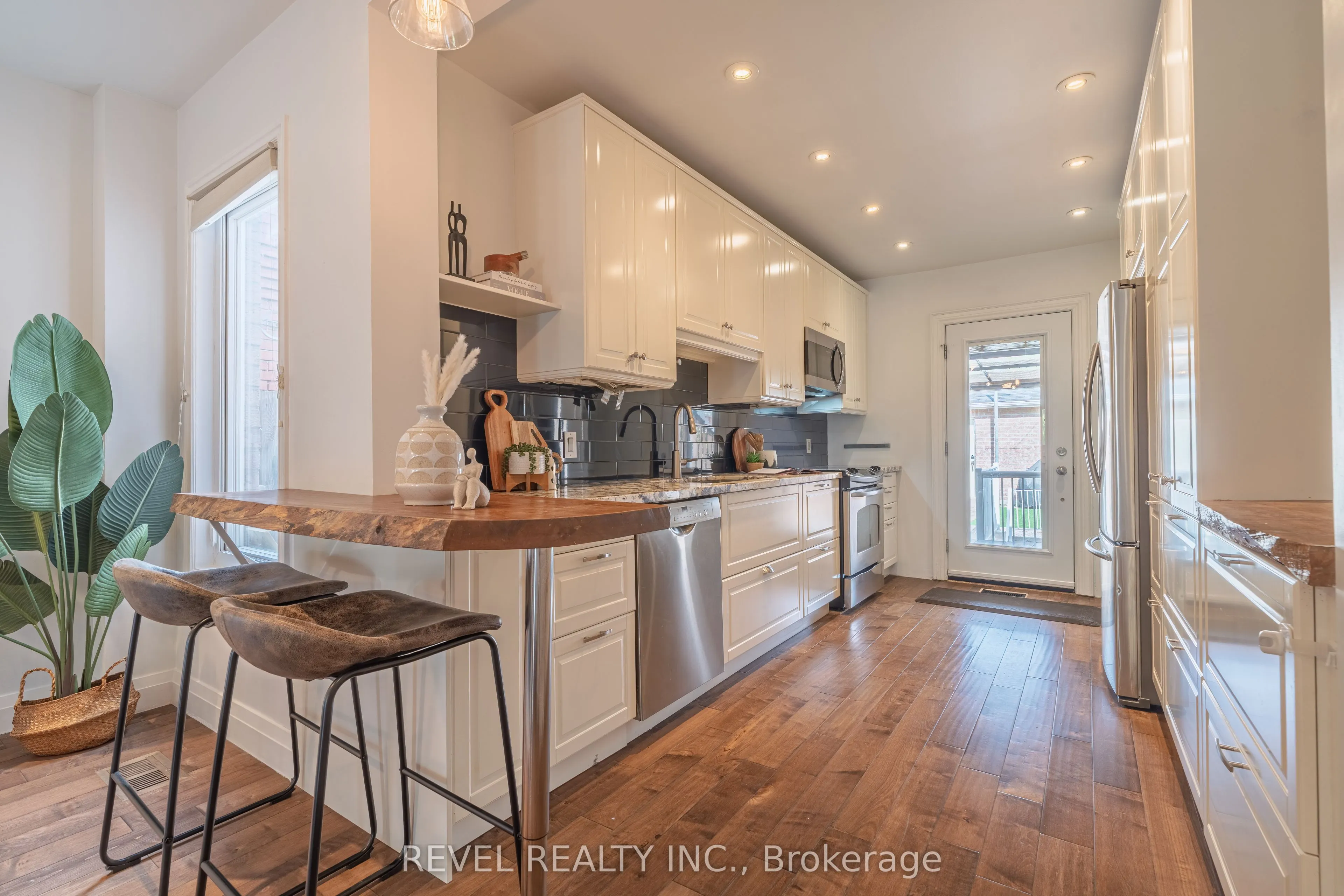 87 Earlscourt Ave Avenue S