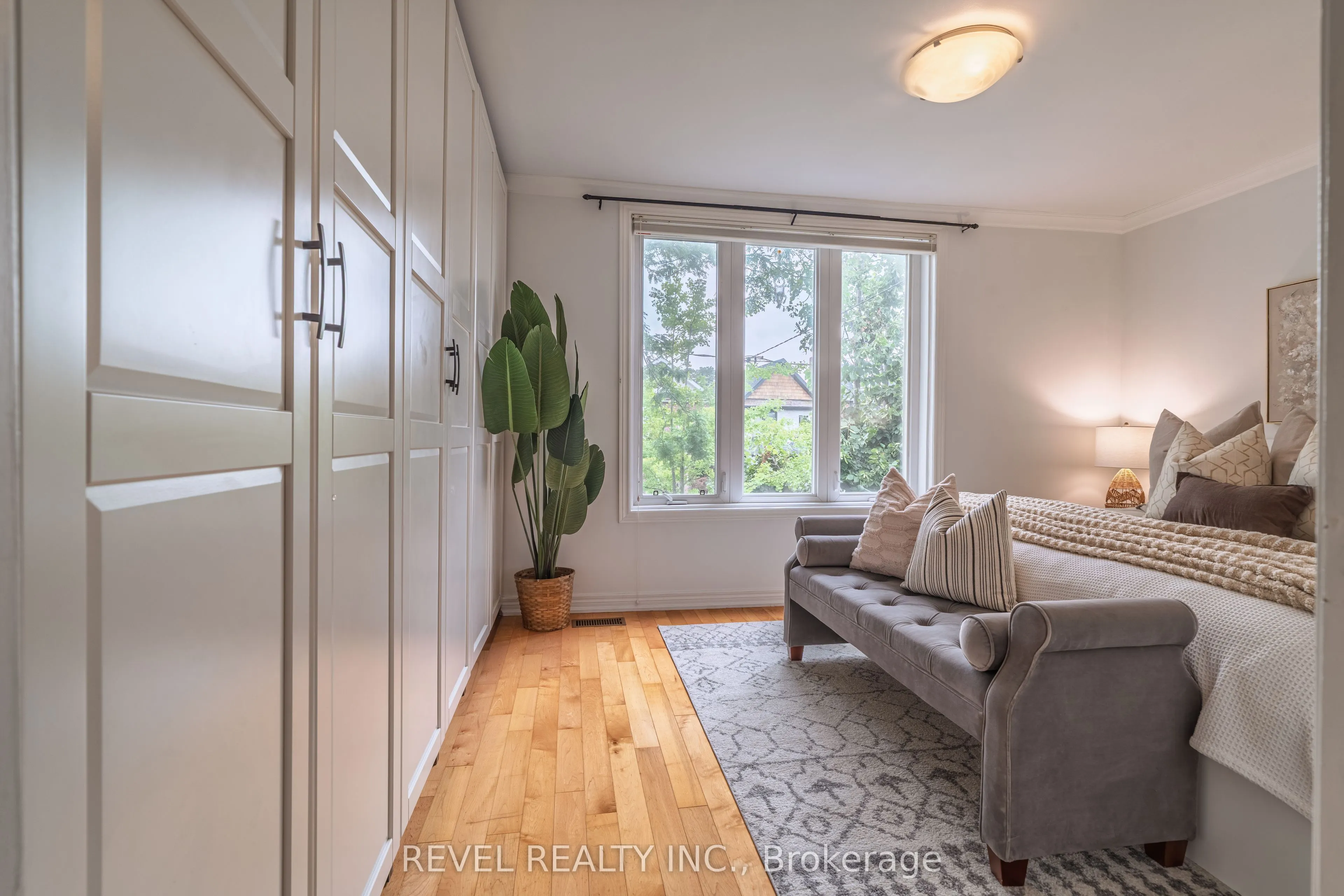 87 Earlscourt Ave Avenue S