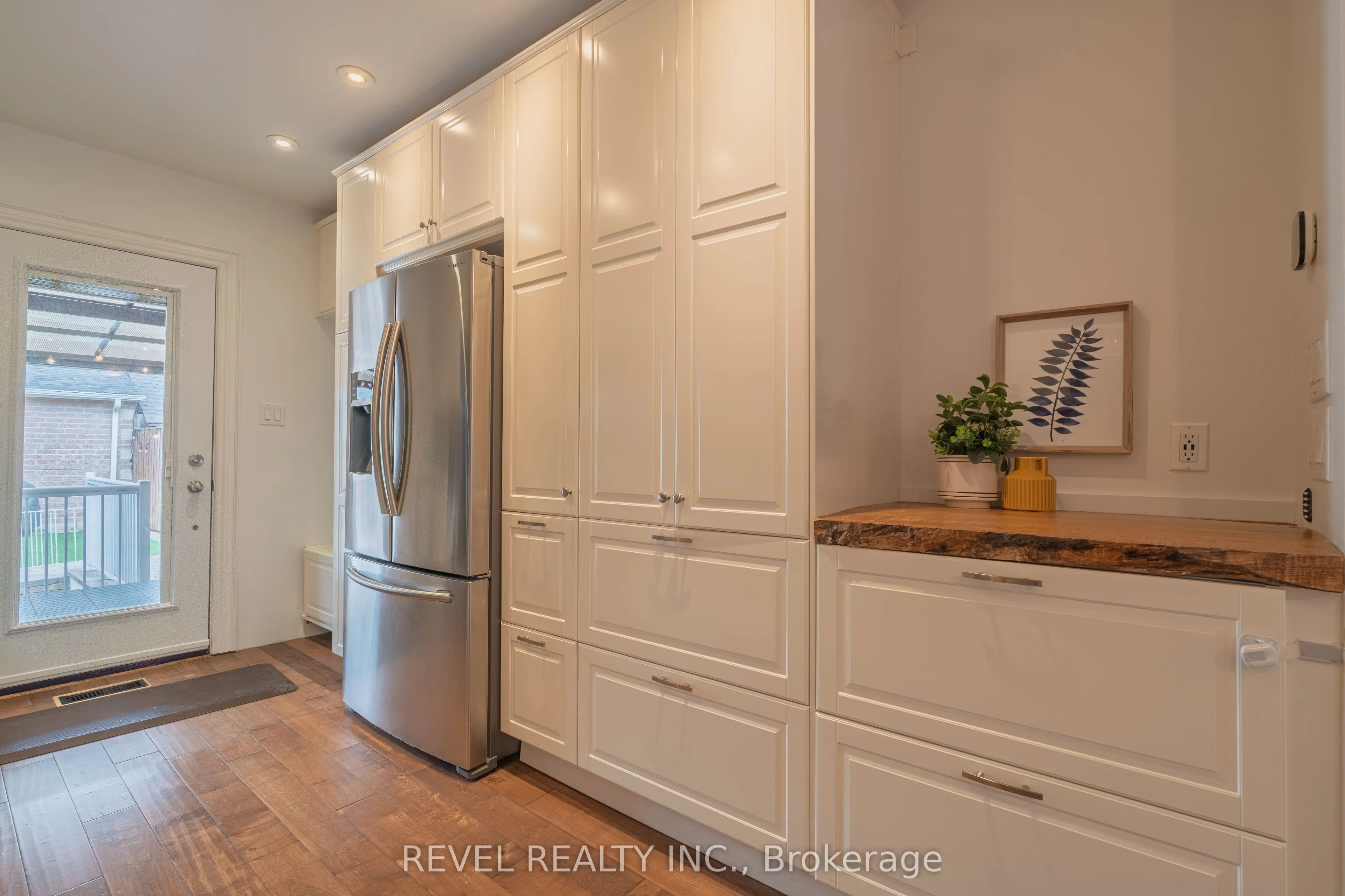 87 Earlscourt Ave Avenue S