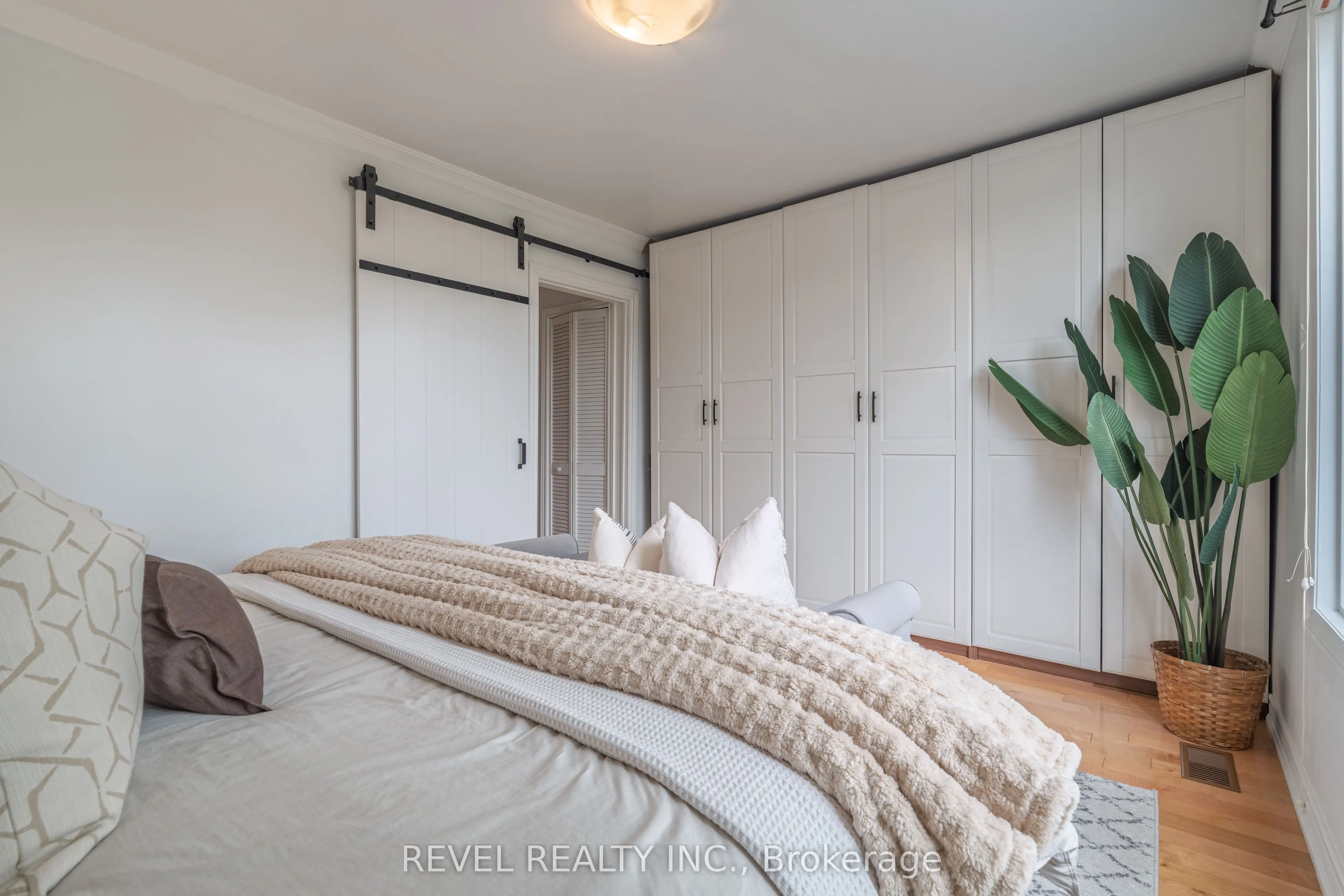 87 Earlscourt Ave Avenue S