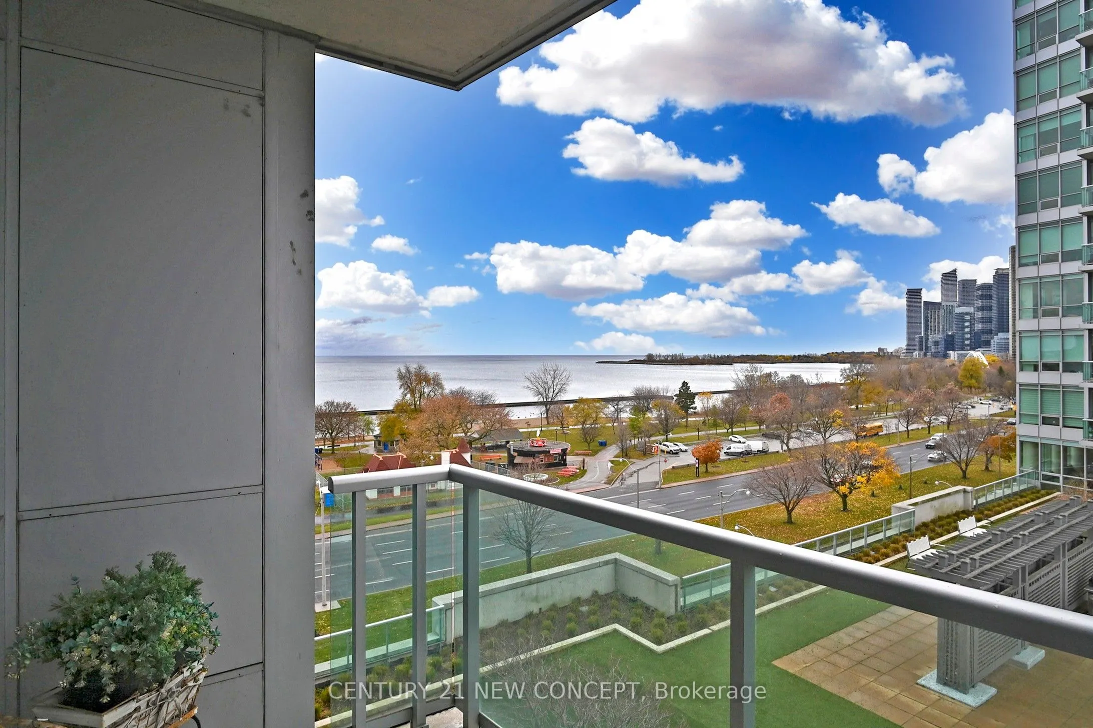 1900 Lake Shore Boulevard W, #704