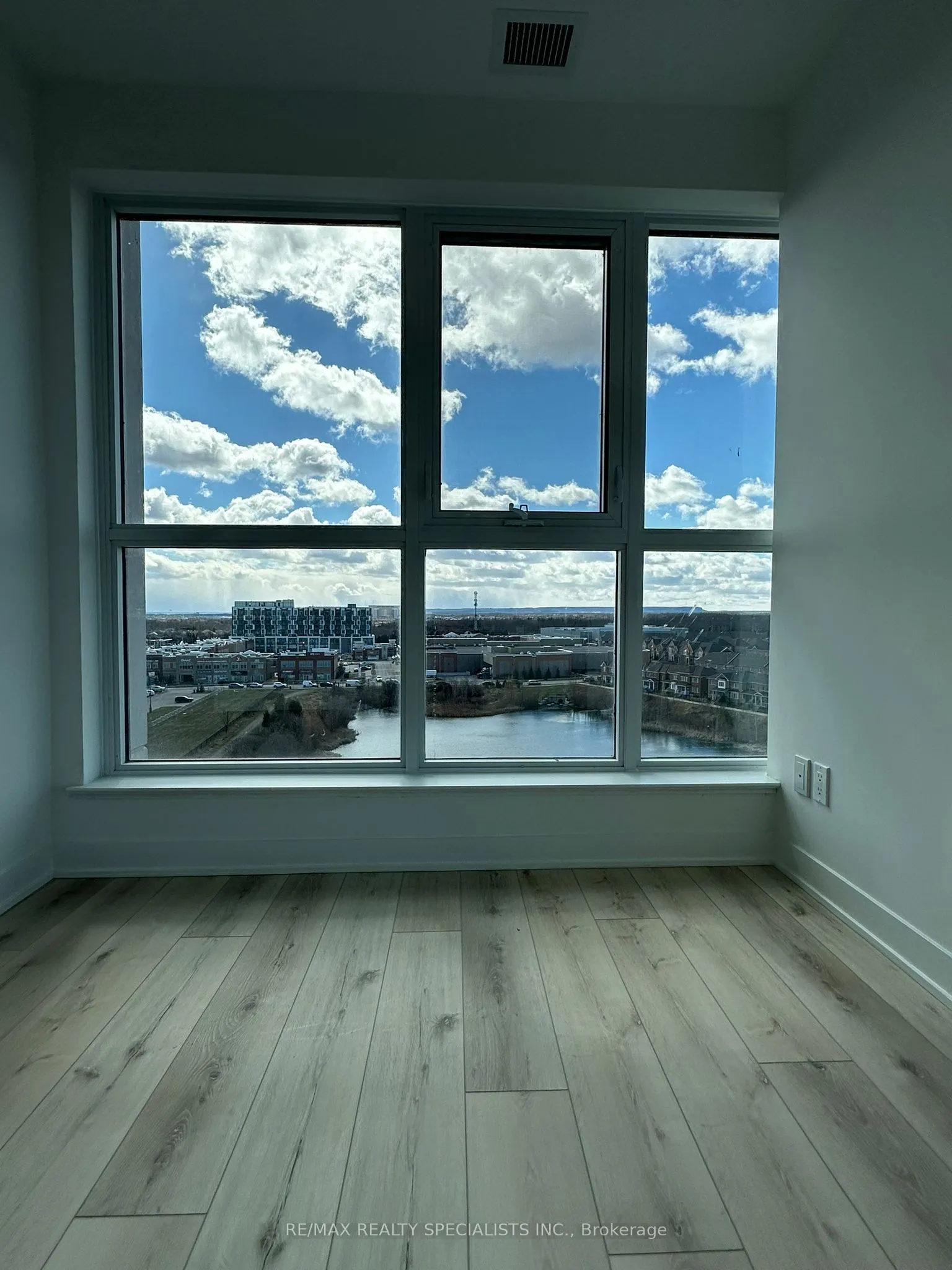 405 Dundas Street W, #808