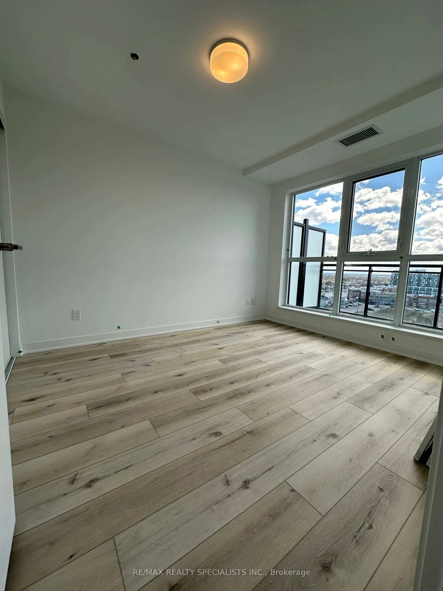 405 Dundas Street W, #808