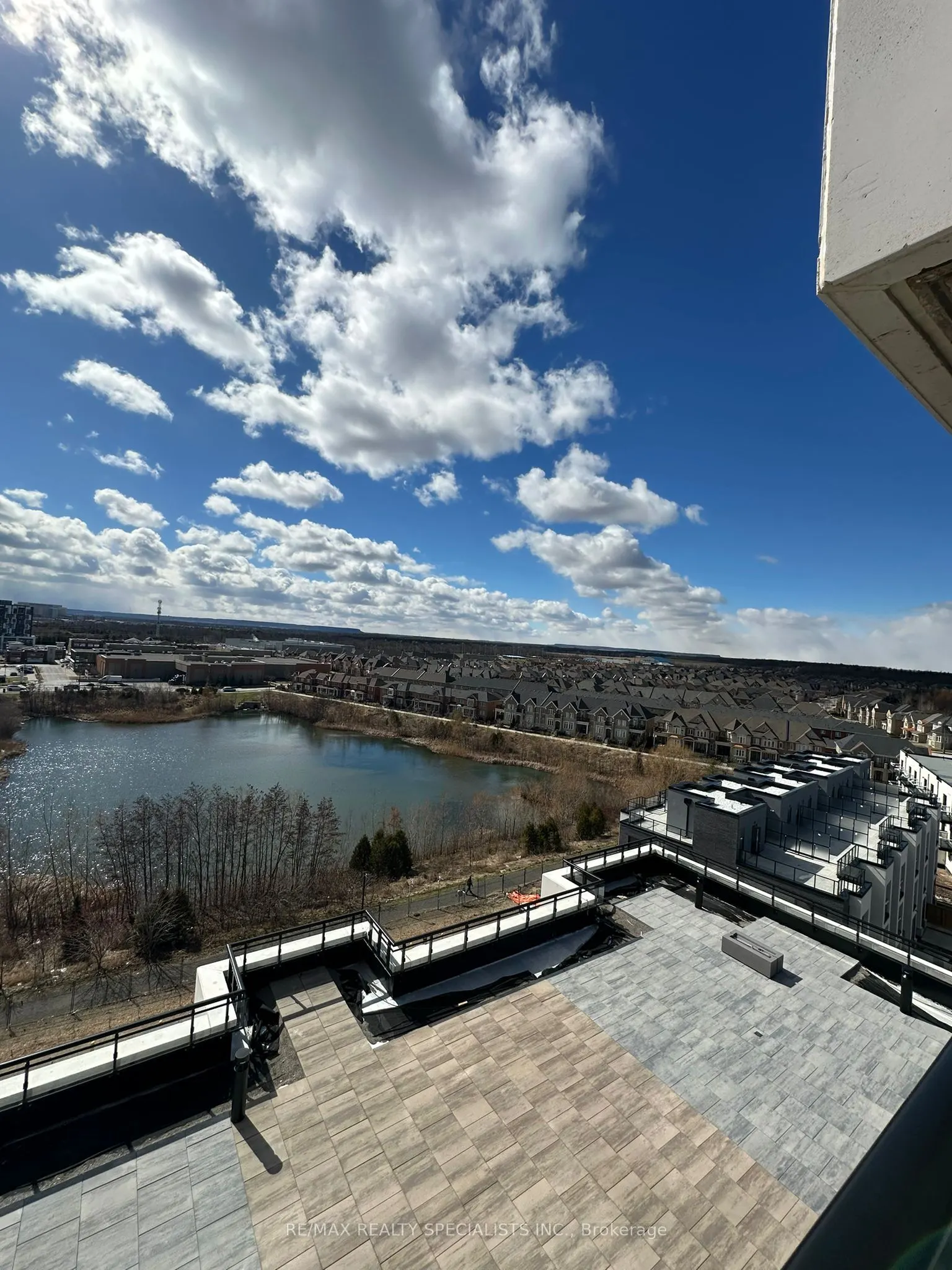 405 Dundas Street W, #808
