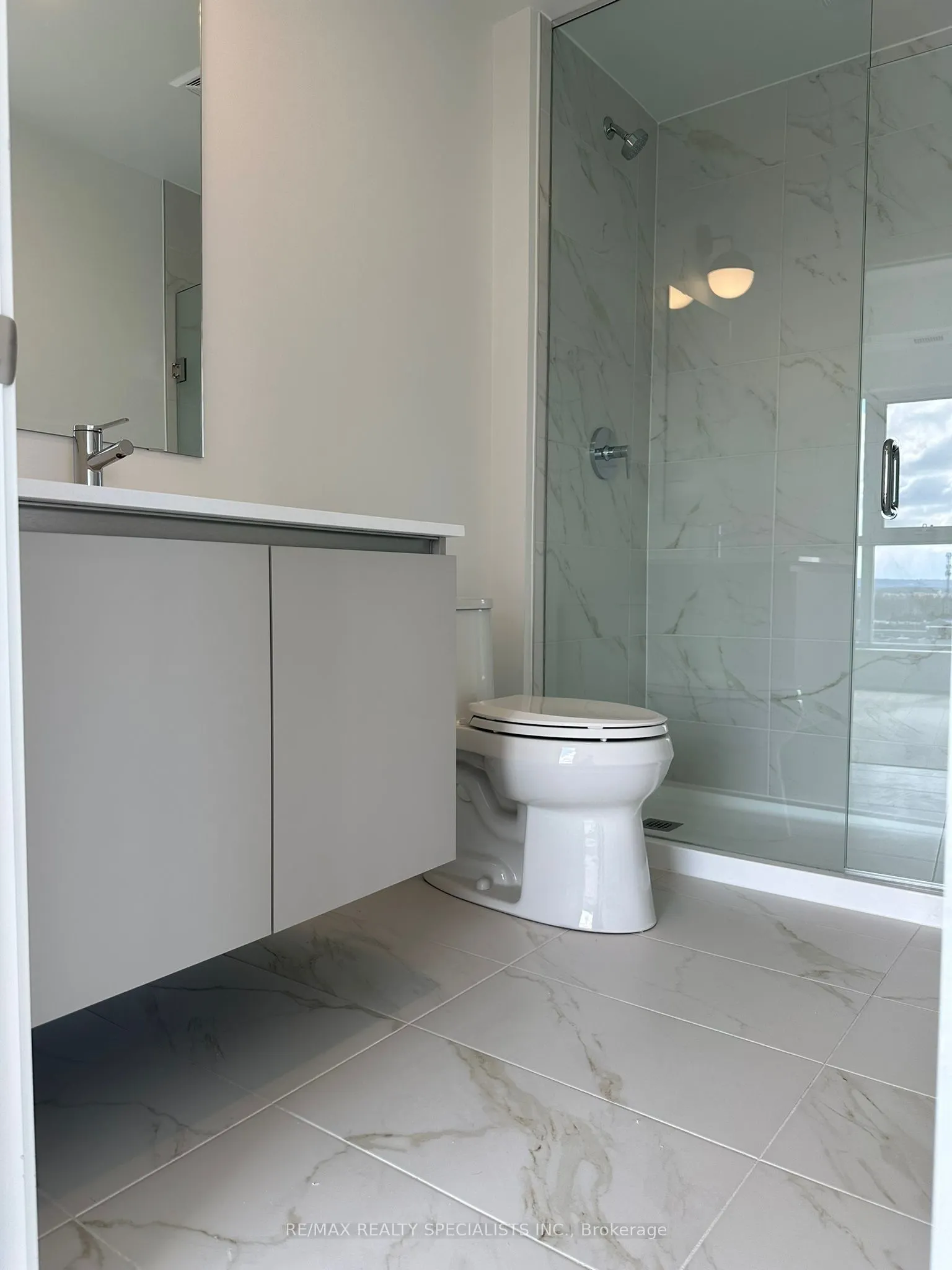 405 Dundas Street W, #808