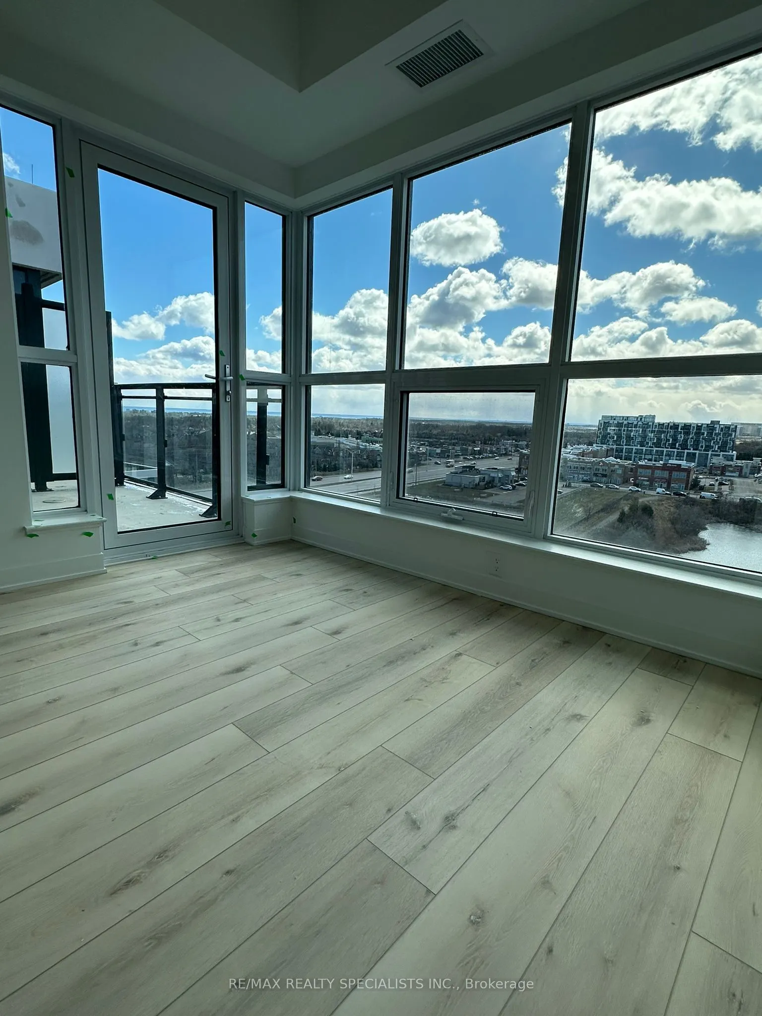 405 Dundas Street W, #808