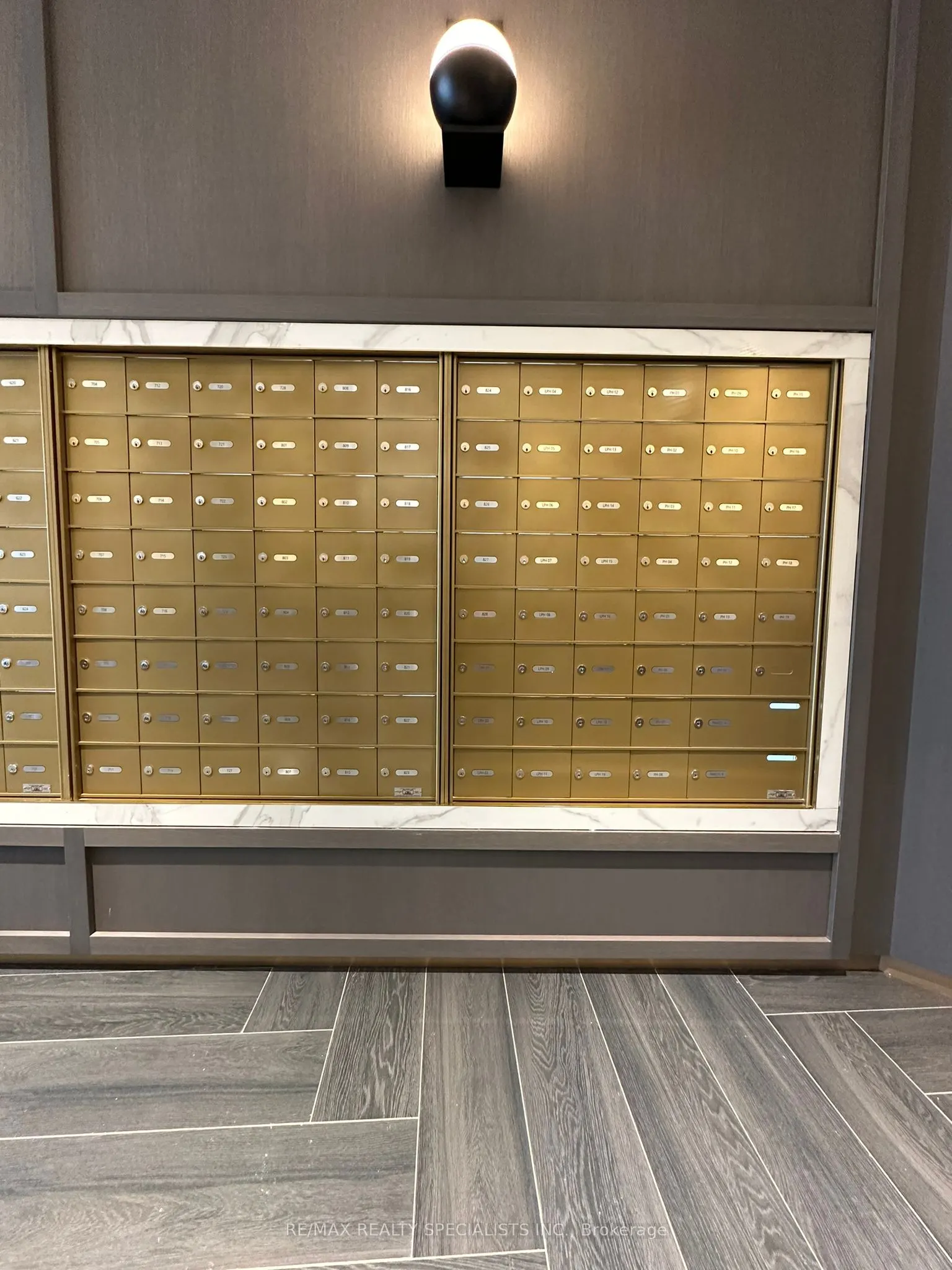 405 Dundas Street W, #808