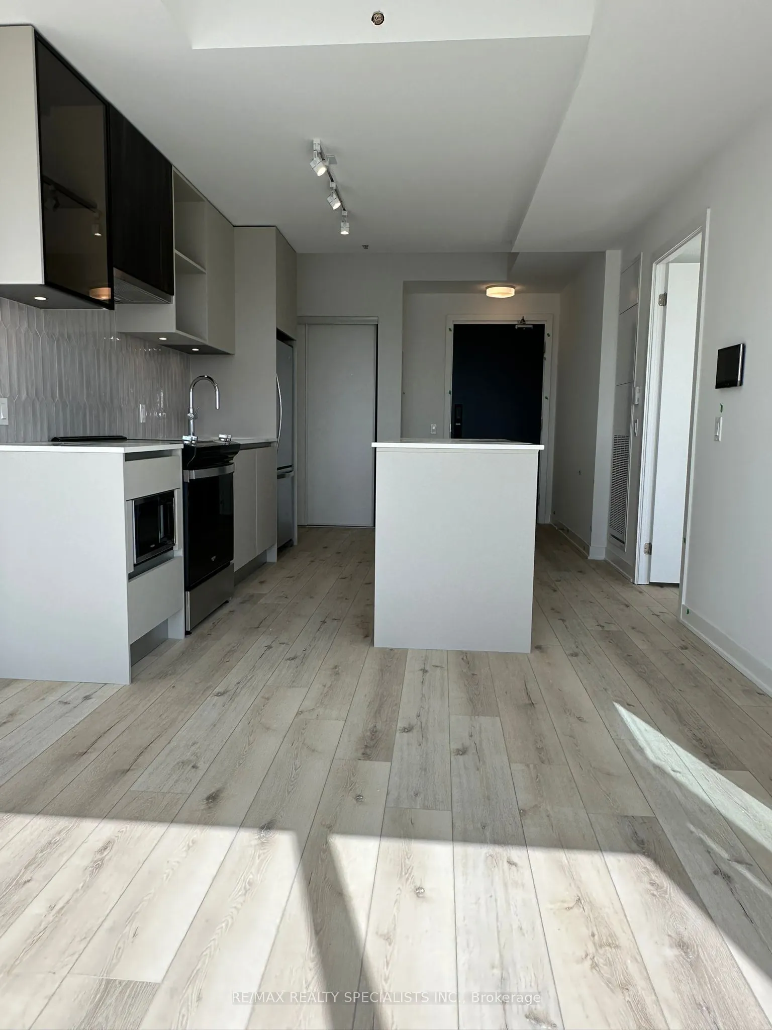 405 Dundas Street W, #808