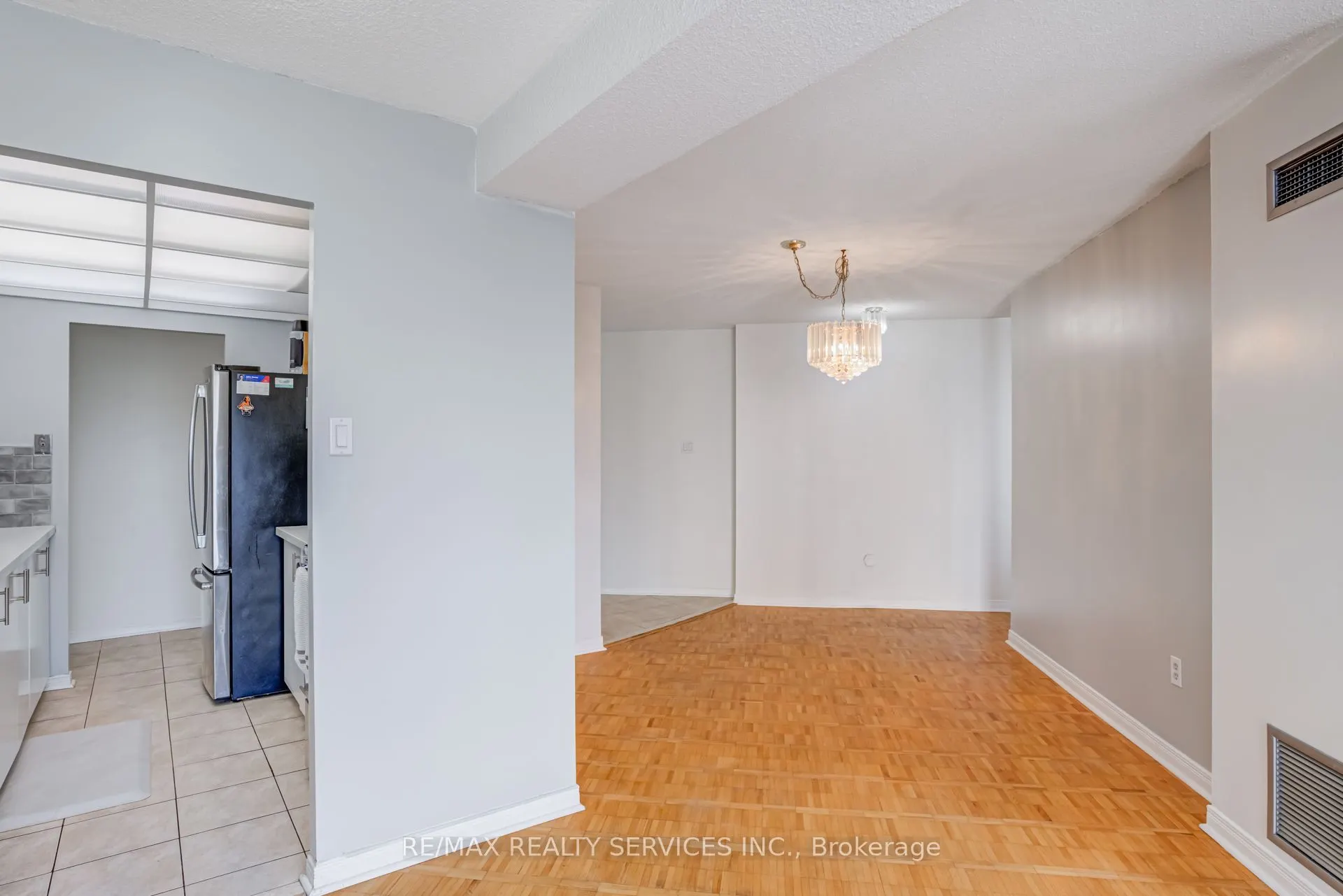 3650 Kaneff Crescent, #1508
