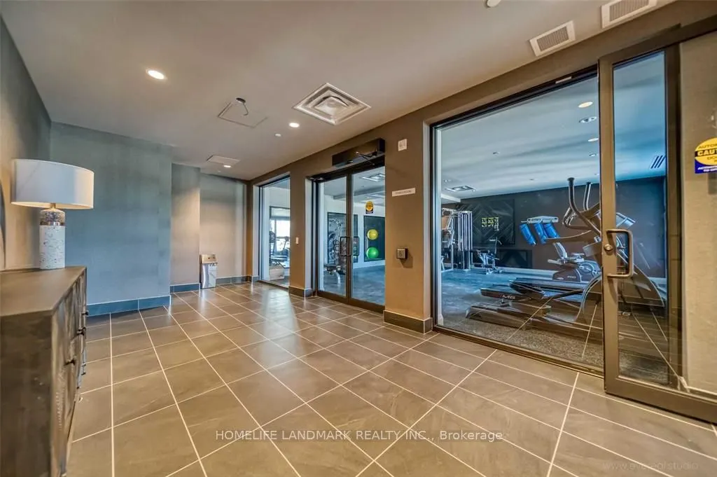 95 Dundas Street W, #121