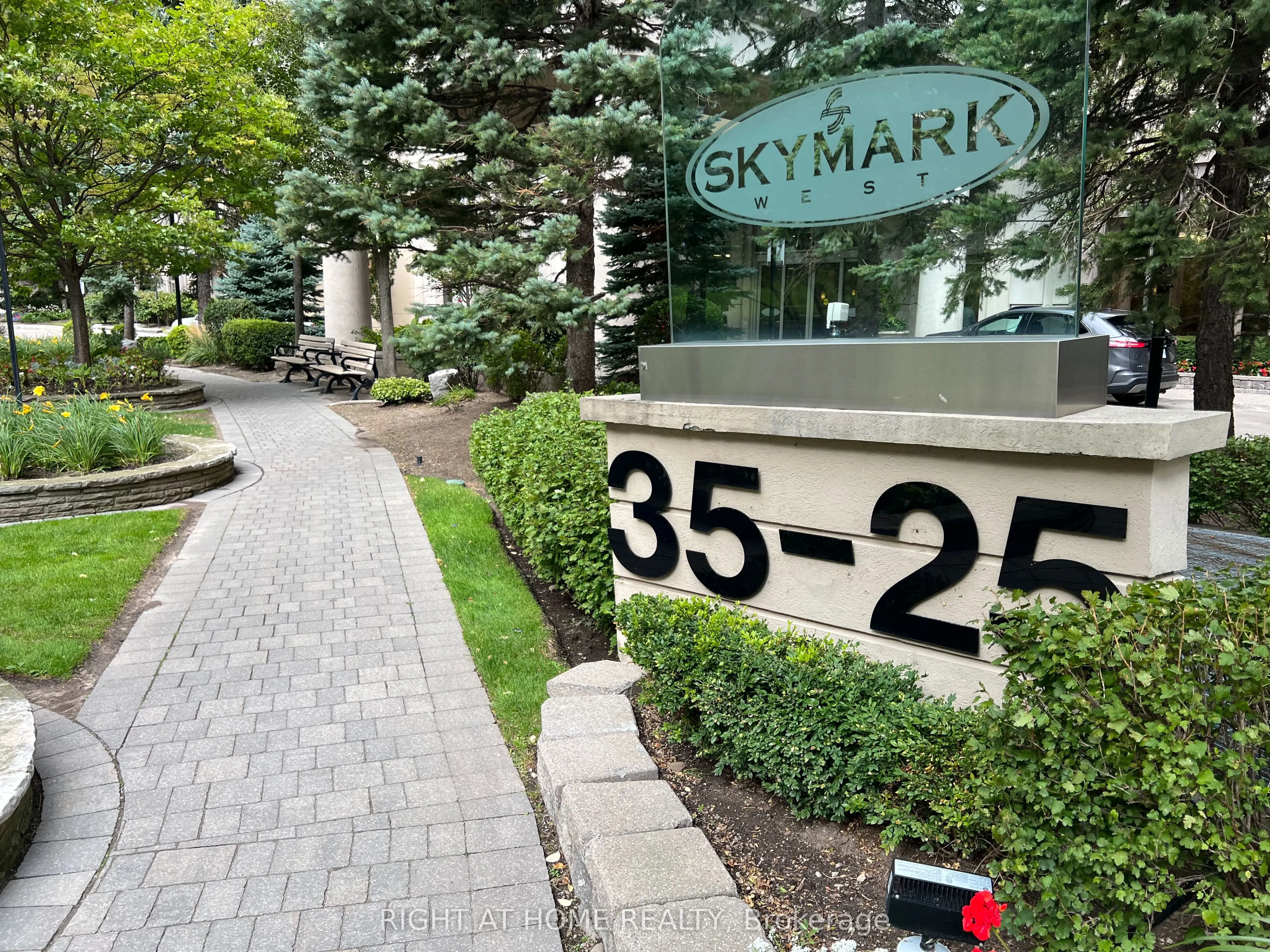 25 Kingsbridge Garden Circle, #919
