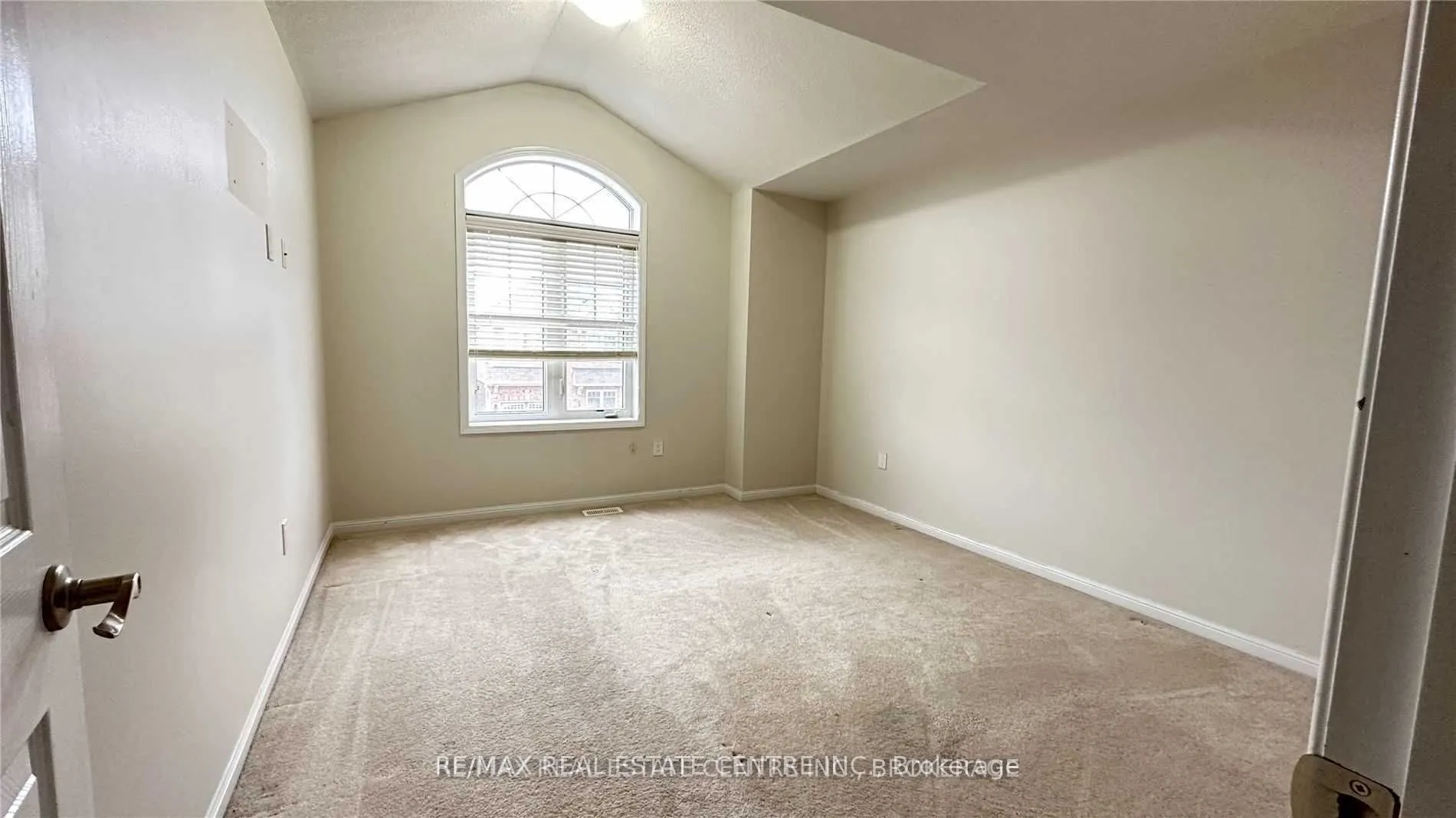 32 Gibbs Road, #UPPER LEVEL