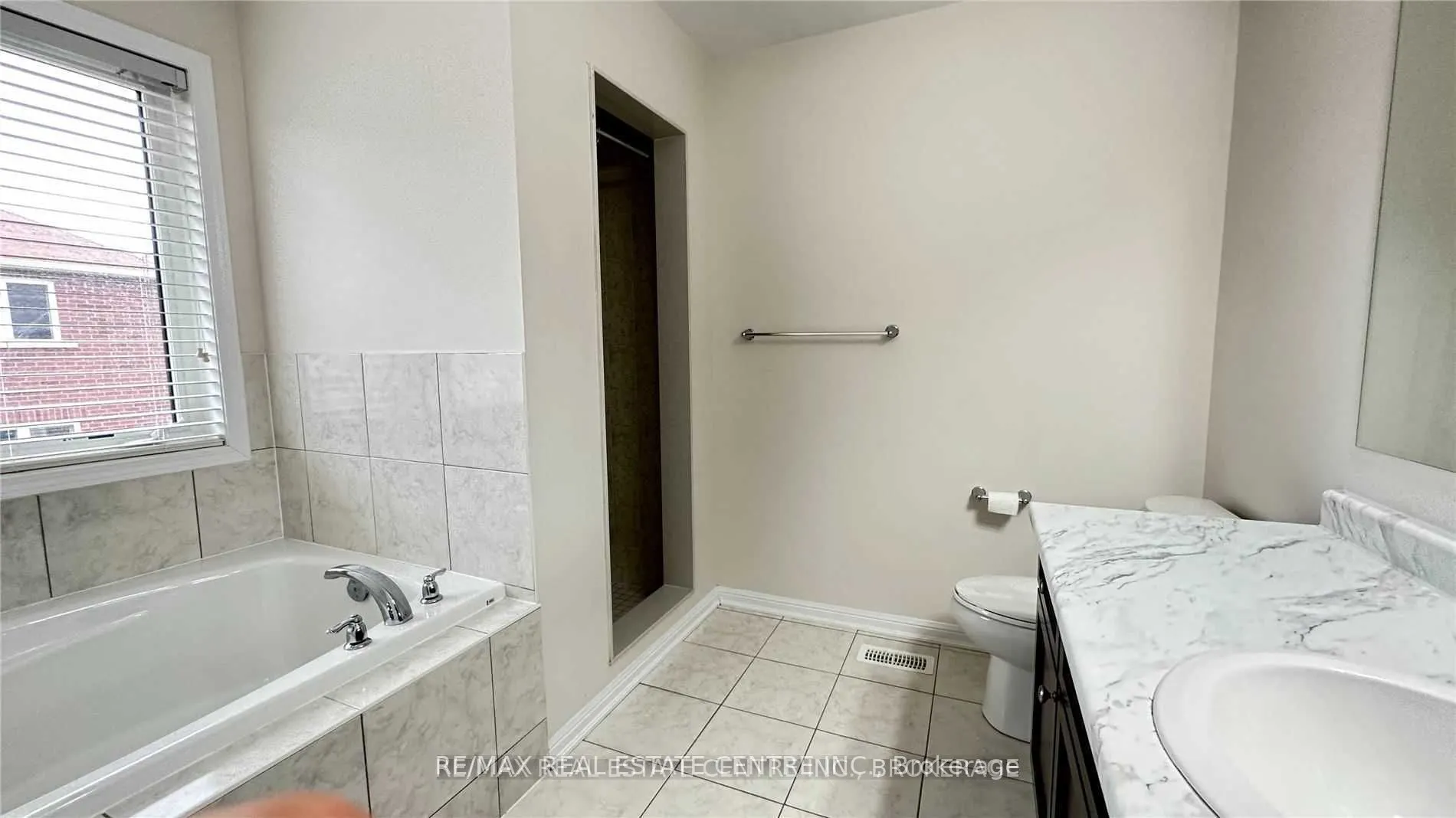 32 Gibbs Road, #UPPER LEVEL