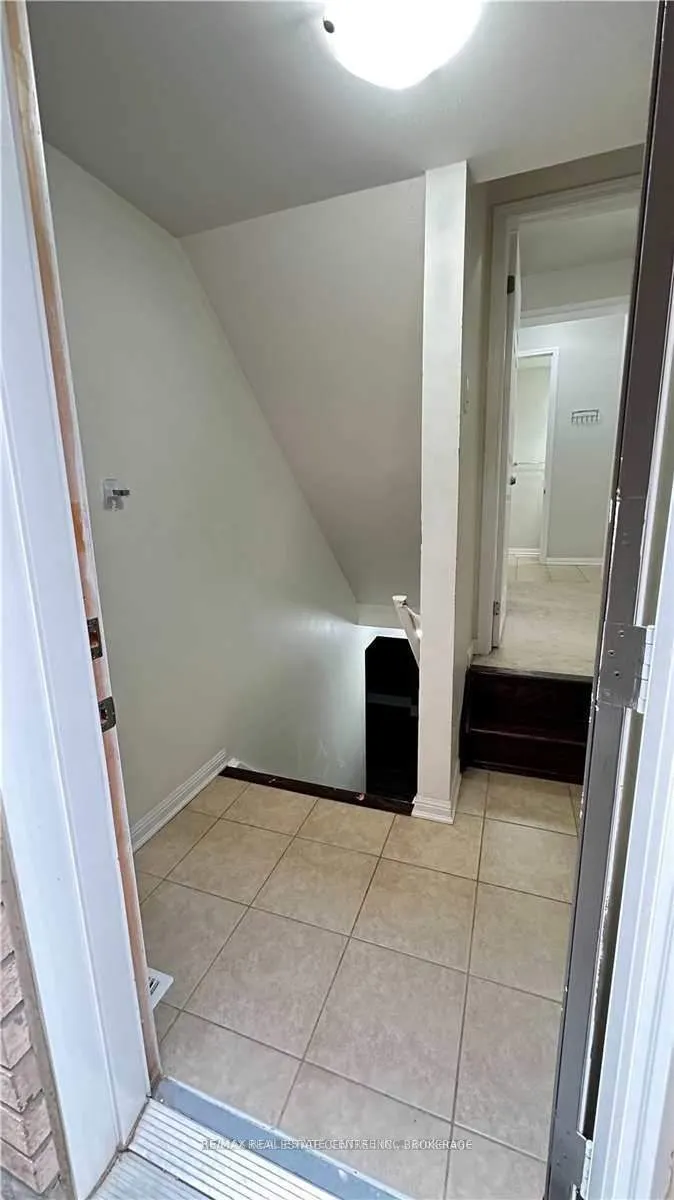 32 Gibbs Road, #UPPER LEVEL