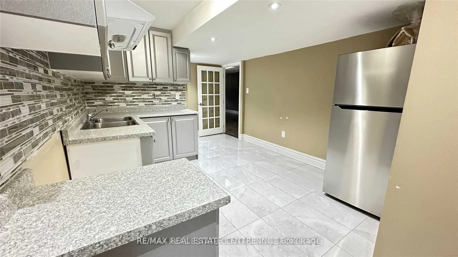 32 Gibbs Road, #UPPER LEVEL