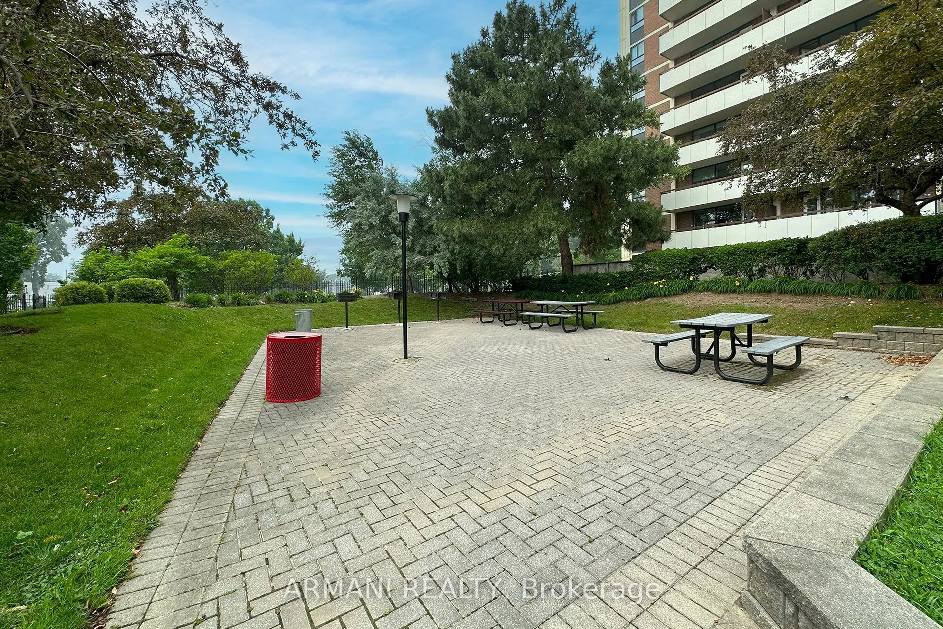 541 Blackthorn Avenue, #405