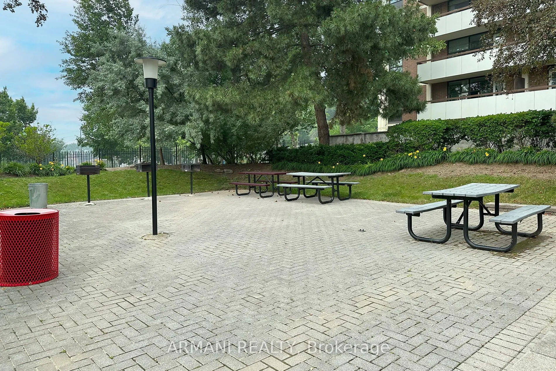 541 Blackthorn Avenue, #405