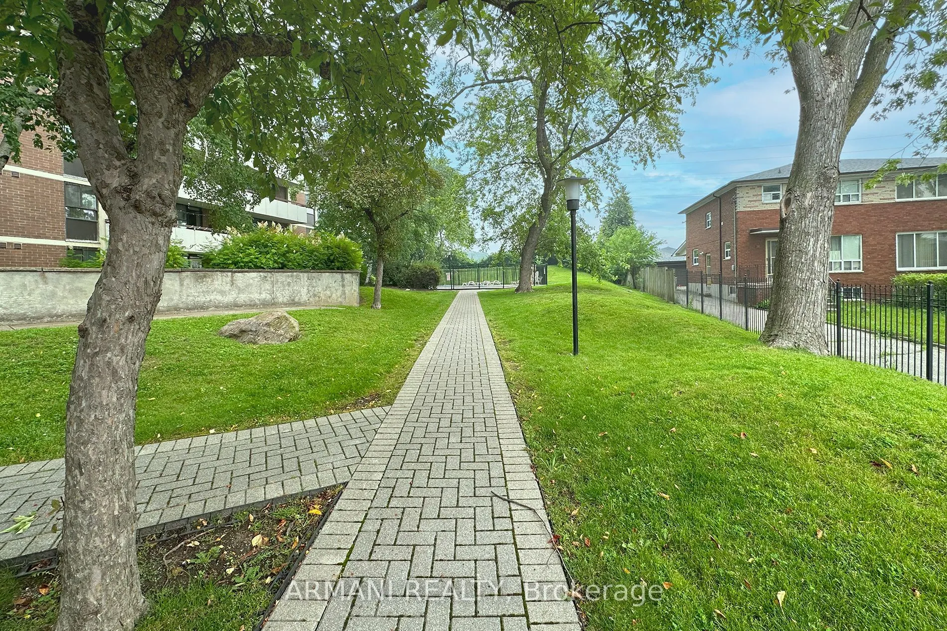 541 Blackthorn Avenue, #405