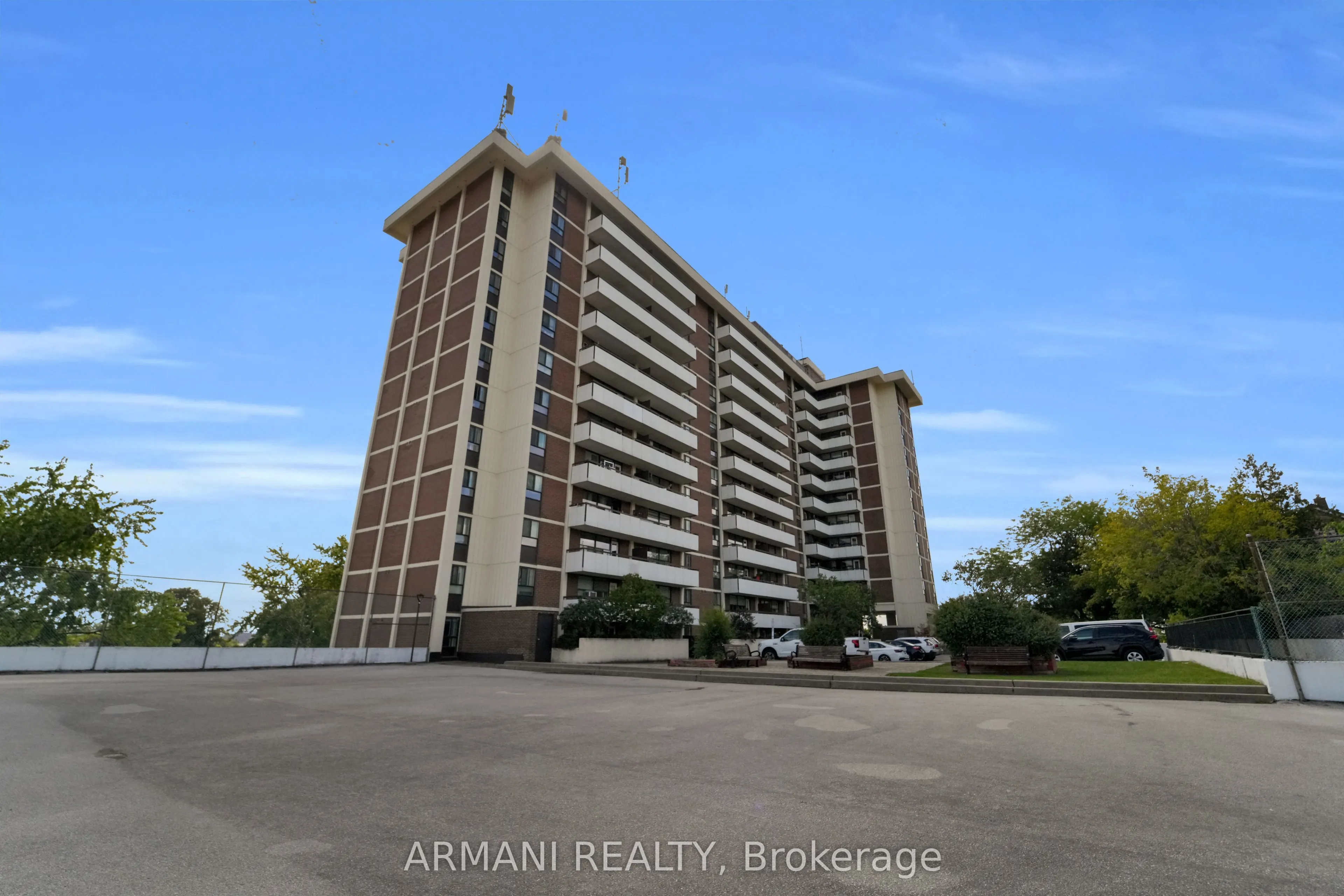 541 Blackthorn Avenue, #405