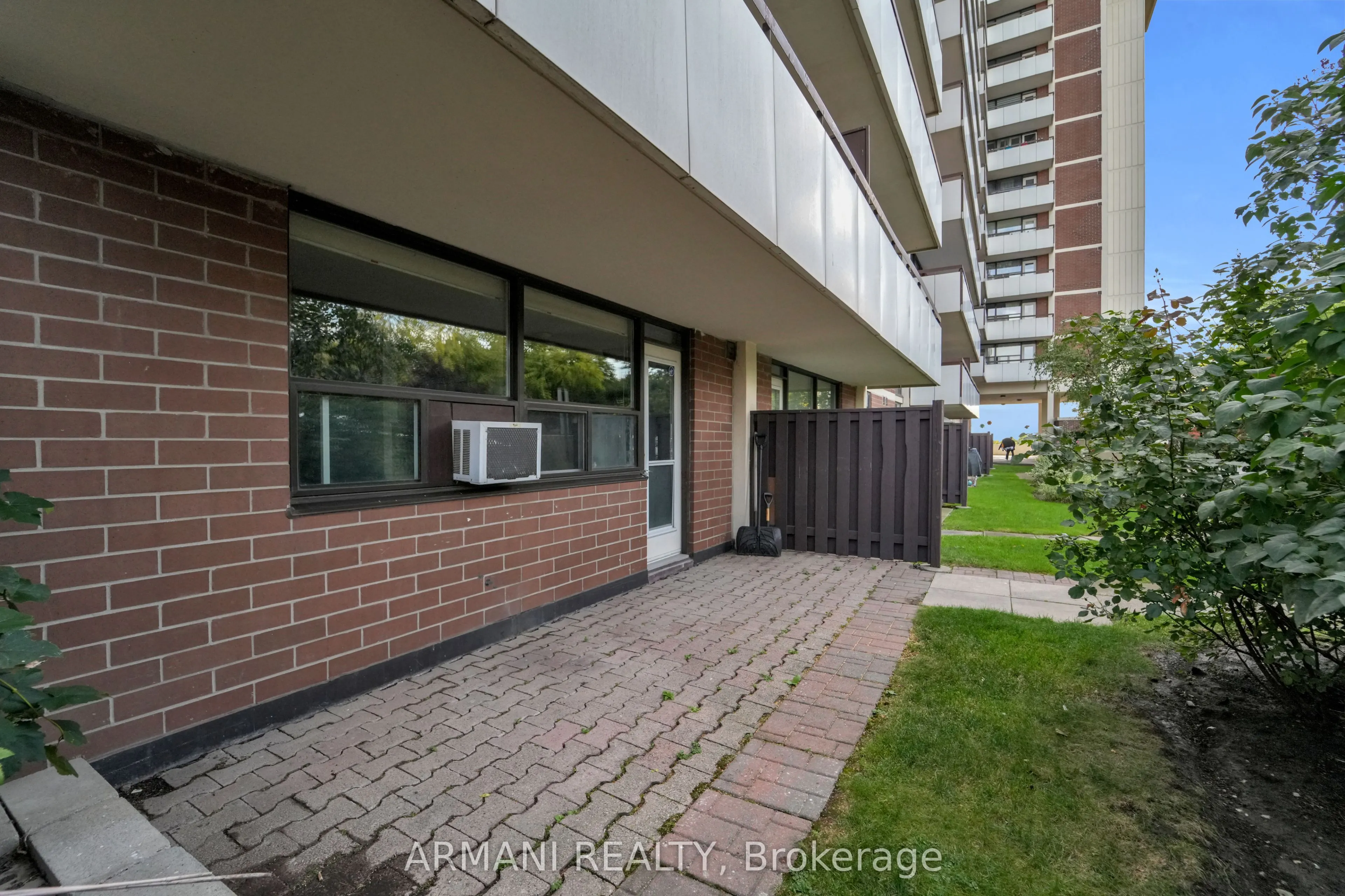541 Blackthorn Avenue, #405