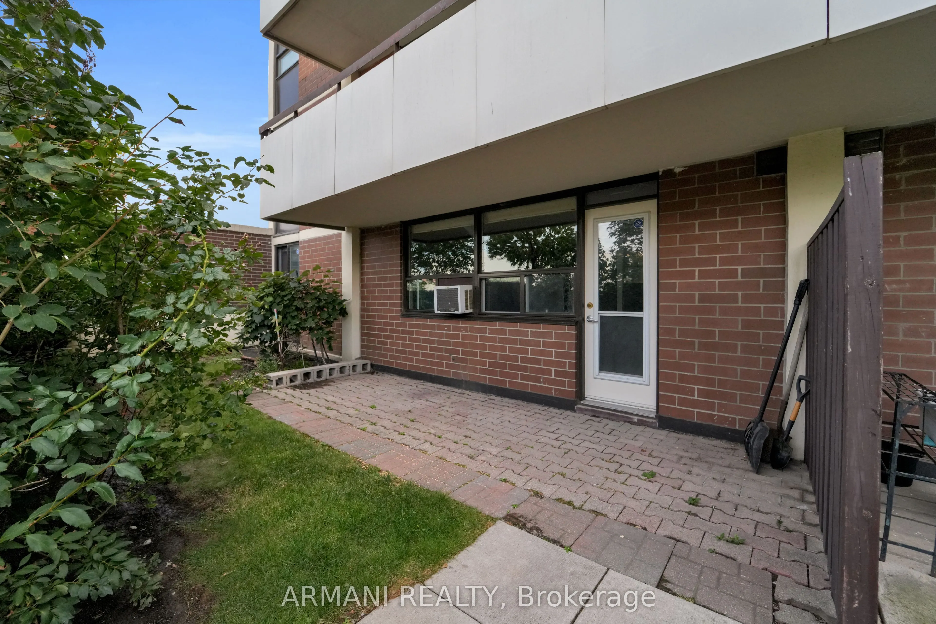 541 Blackthorn Avenue, #405