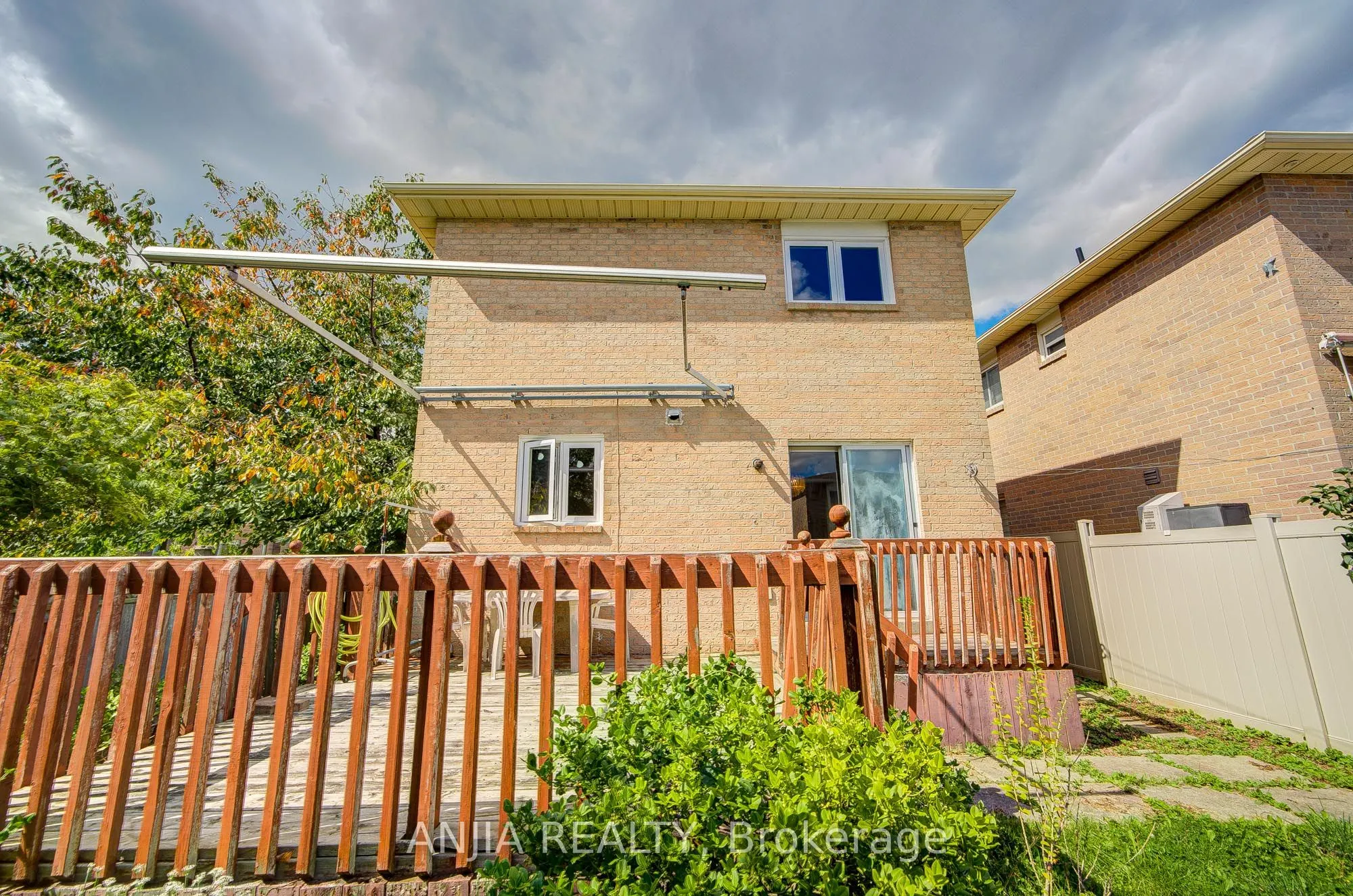 550 Bluesky Crescent