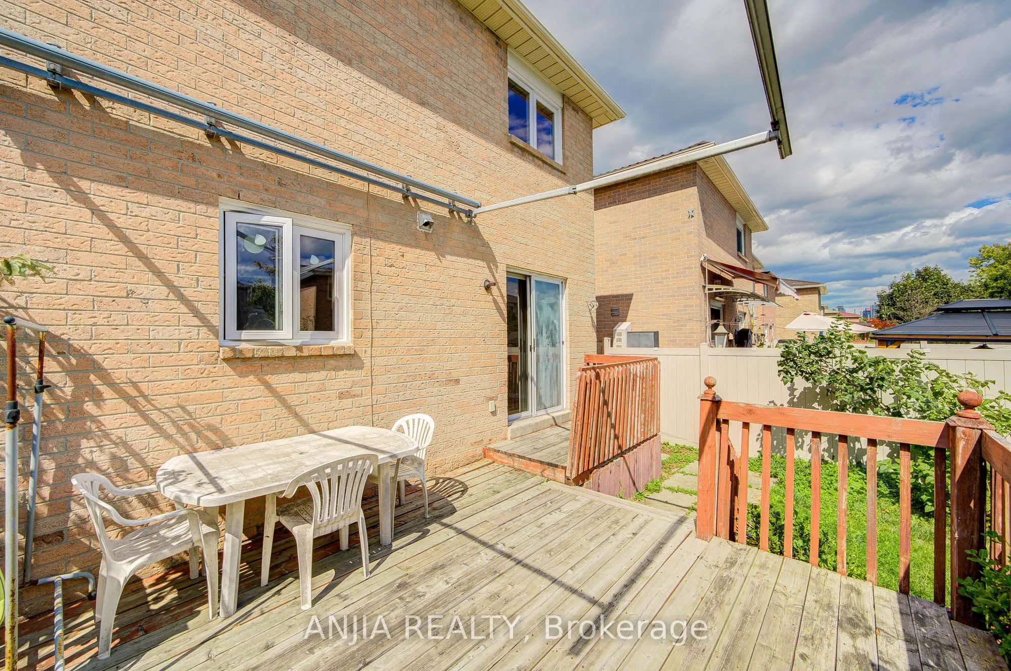 550 Bluesky Crescent