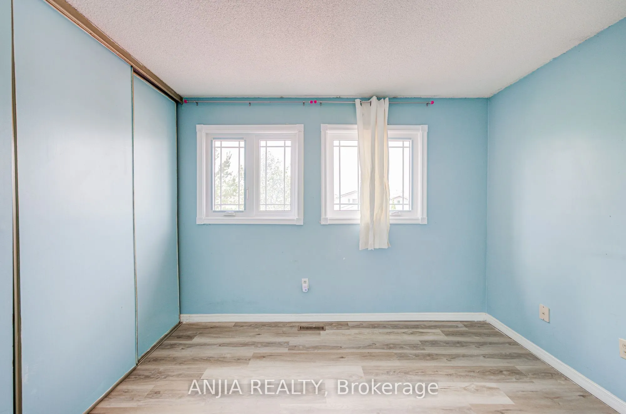 550 Bluesky Crescent