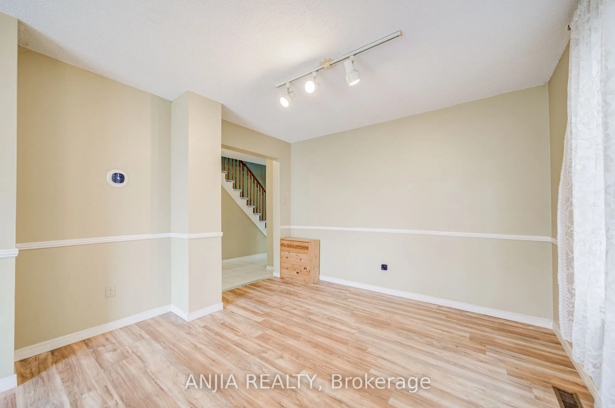 550 Bluesky Crescent