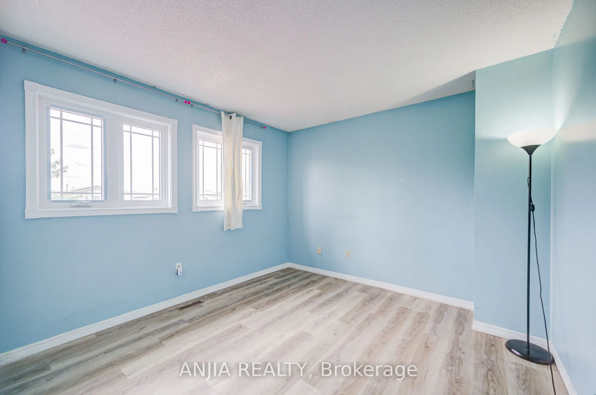 550 Bluesky Crescent