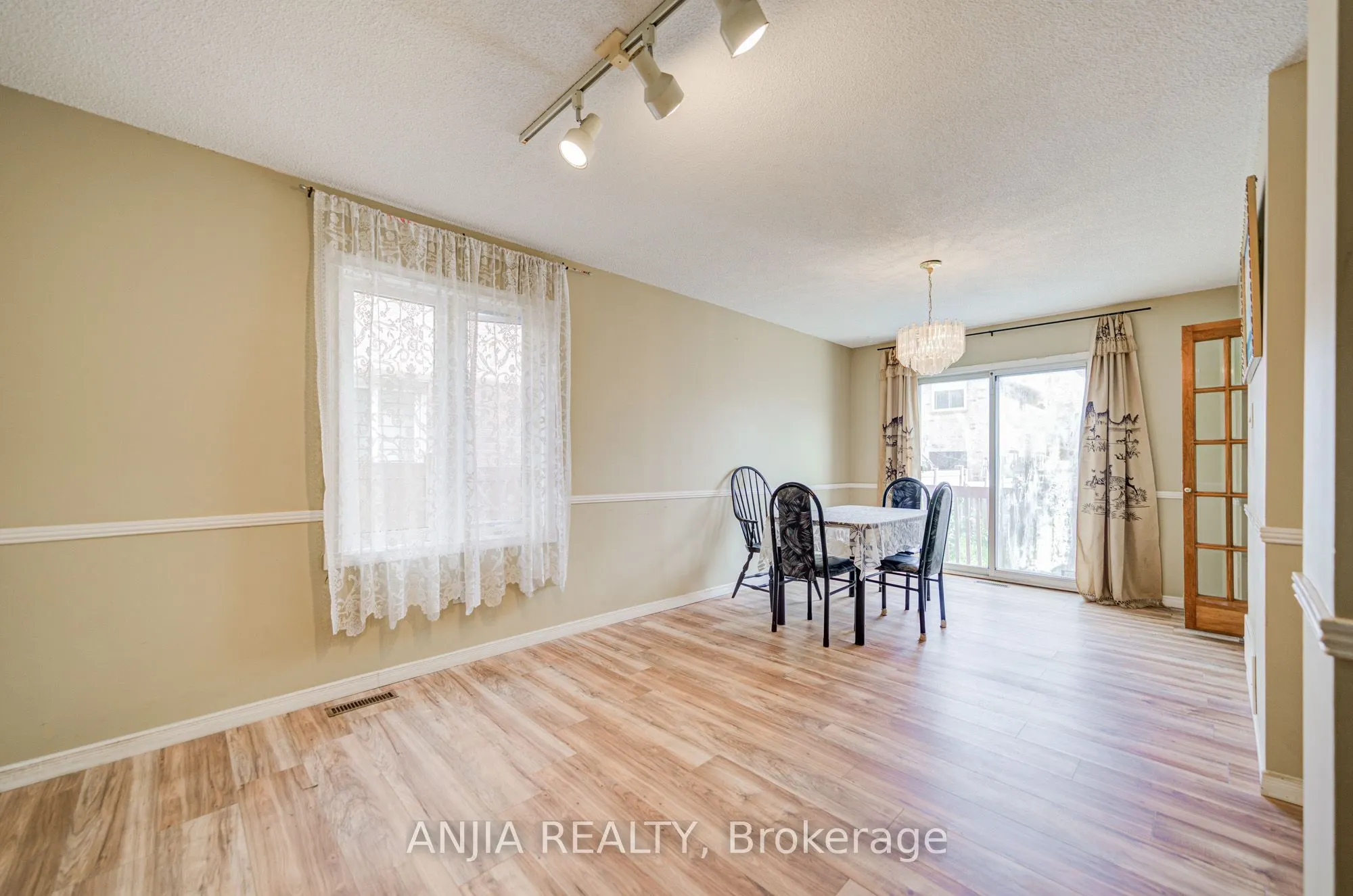 550 Bluesky Crescent