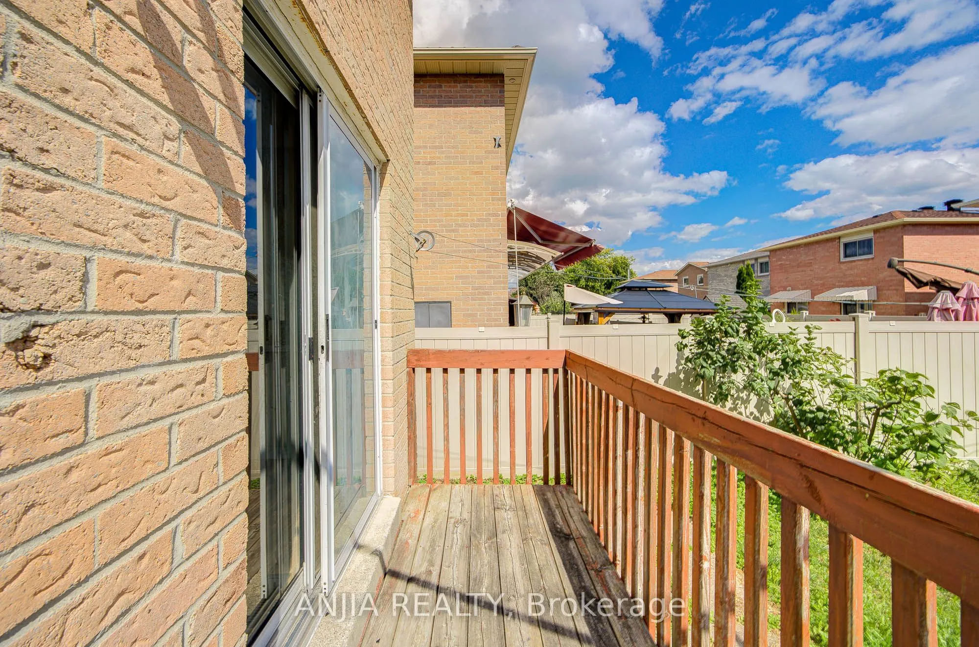550 Bluesky Crescent
