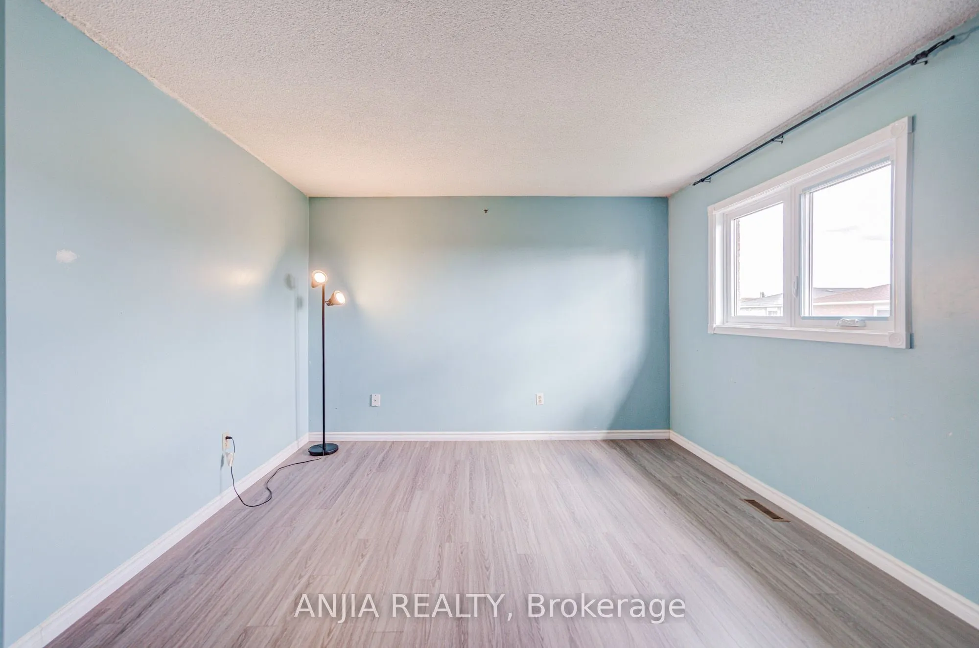 550 Bluesky Crescent