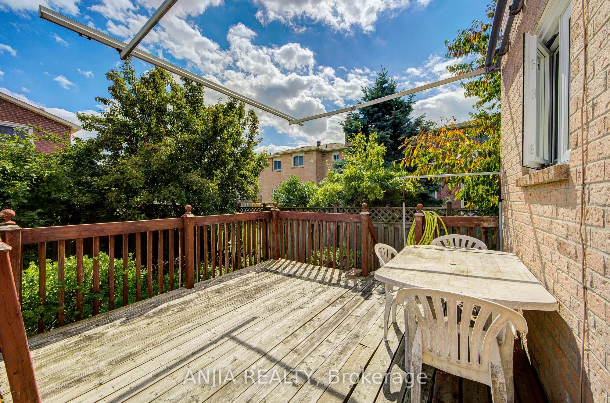 550 Bluesky Crescent