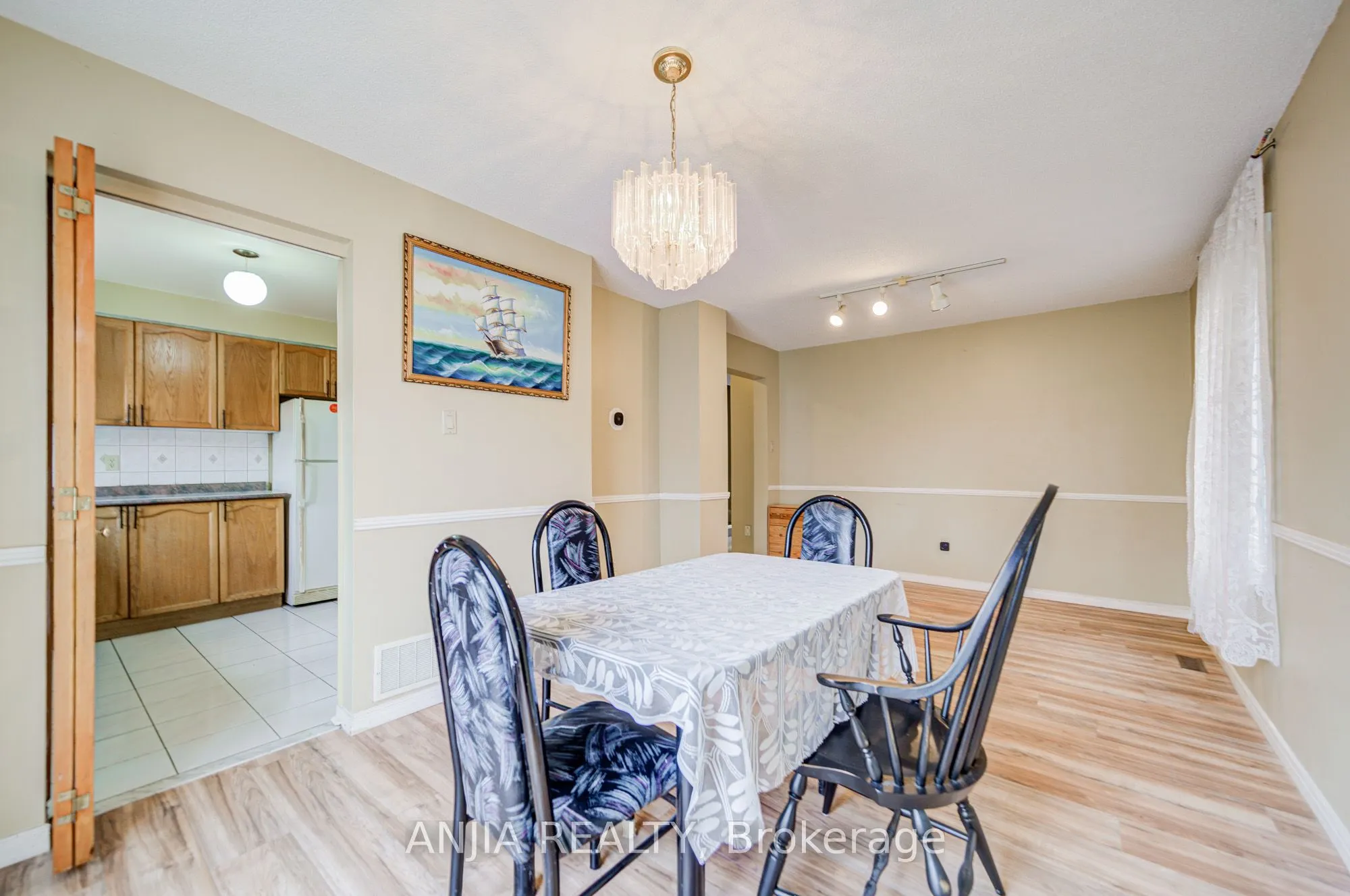 550 Bluesky Crescent
