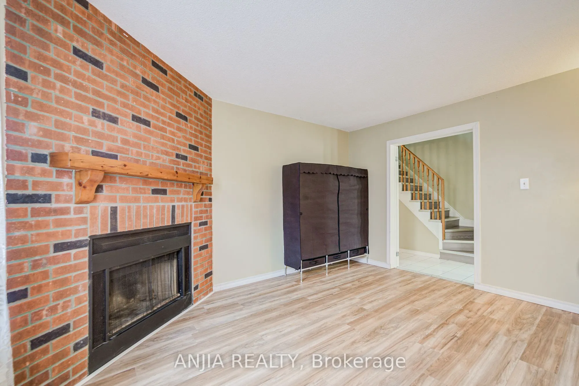 550 Bluesky Crescent