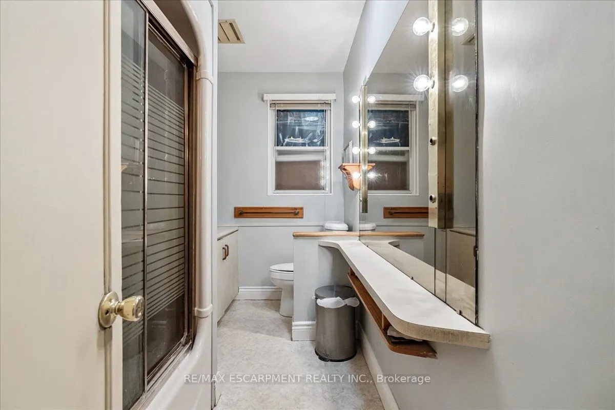 562 Wellington Crescent