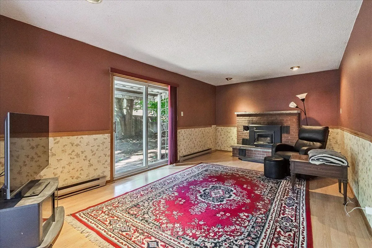 562 Wellington Crescent