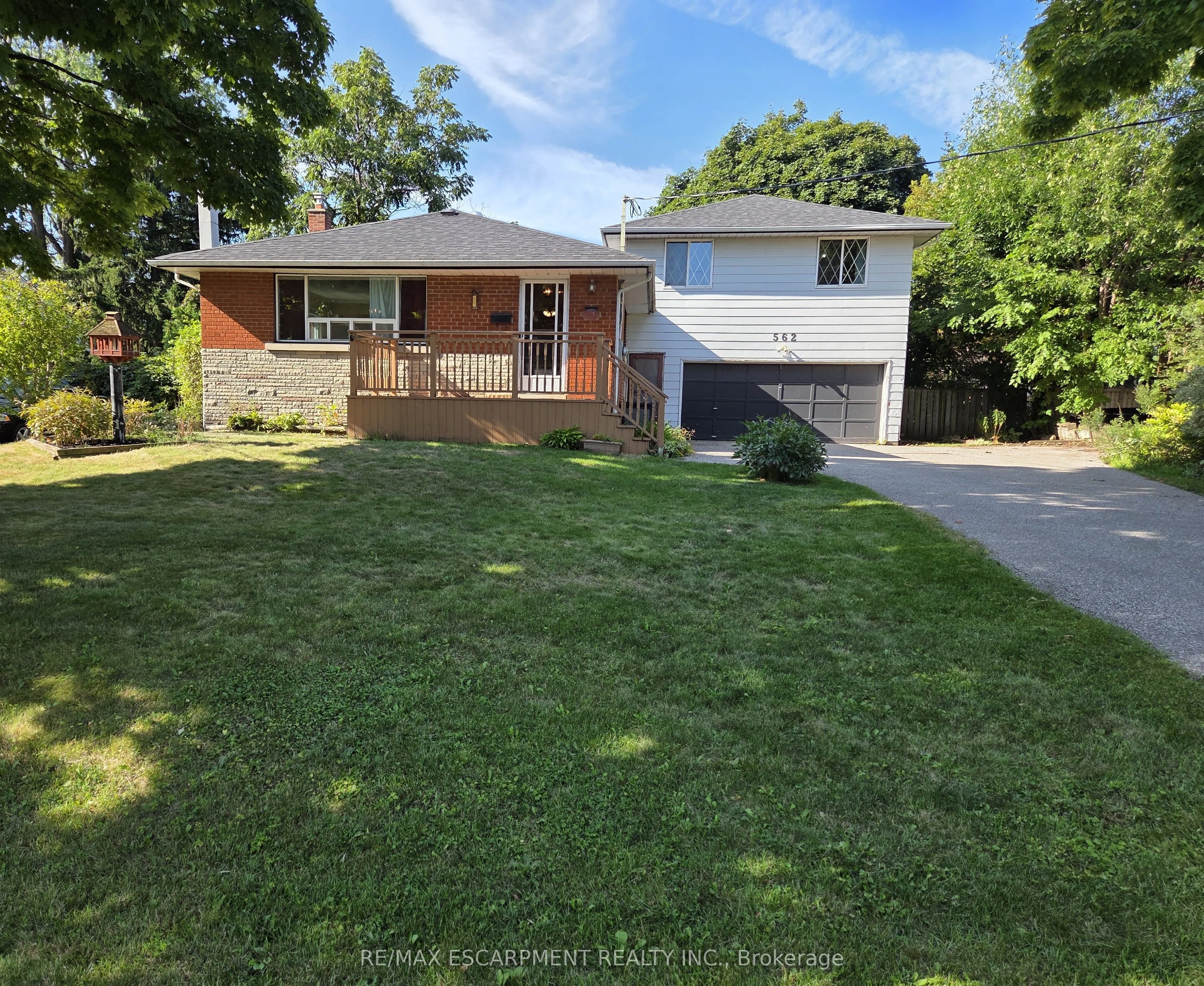 562 Wellington Crescent