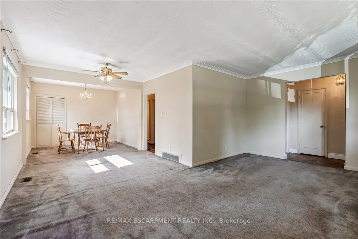 562 Wellington Crescent