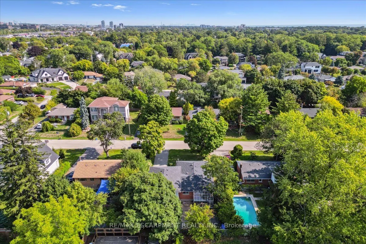 562 Wellington Crescent