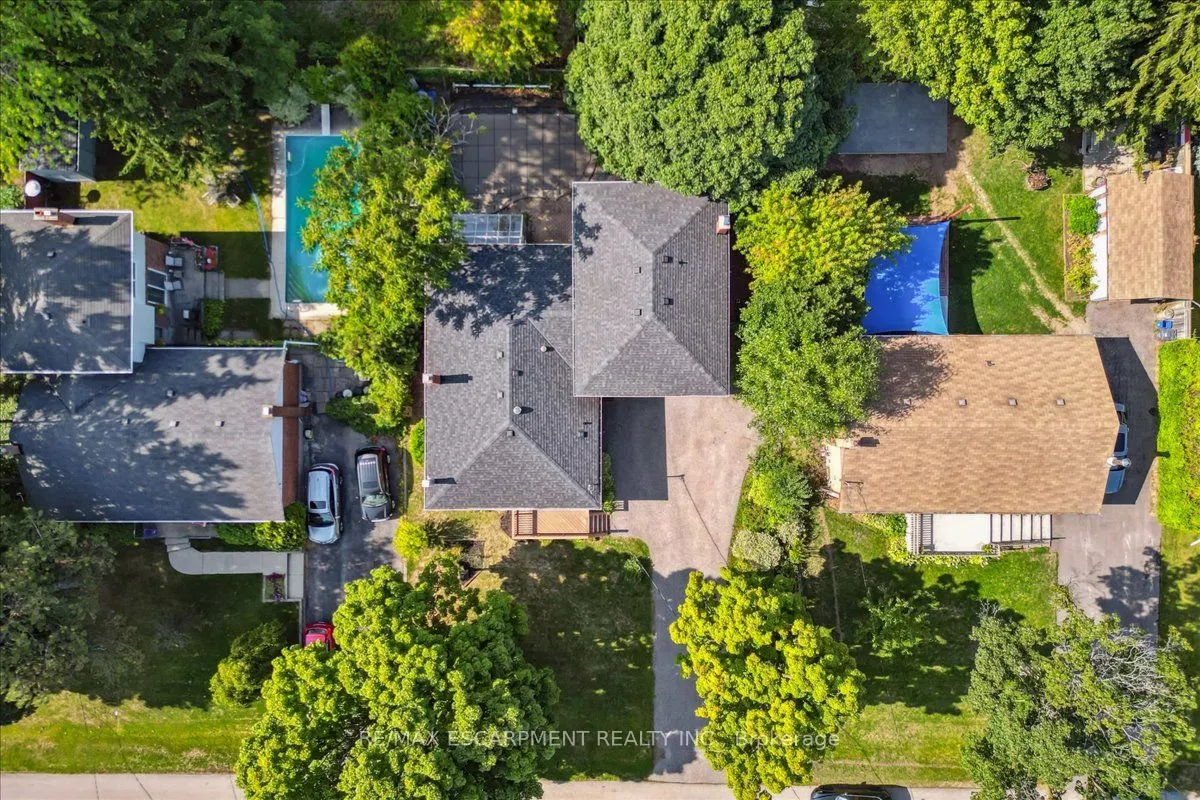 562 Wellington Crescent