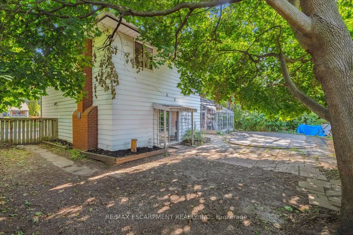 562 Wellington Crescent