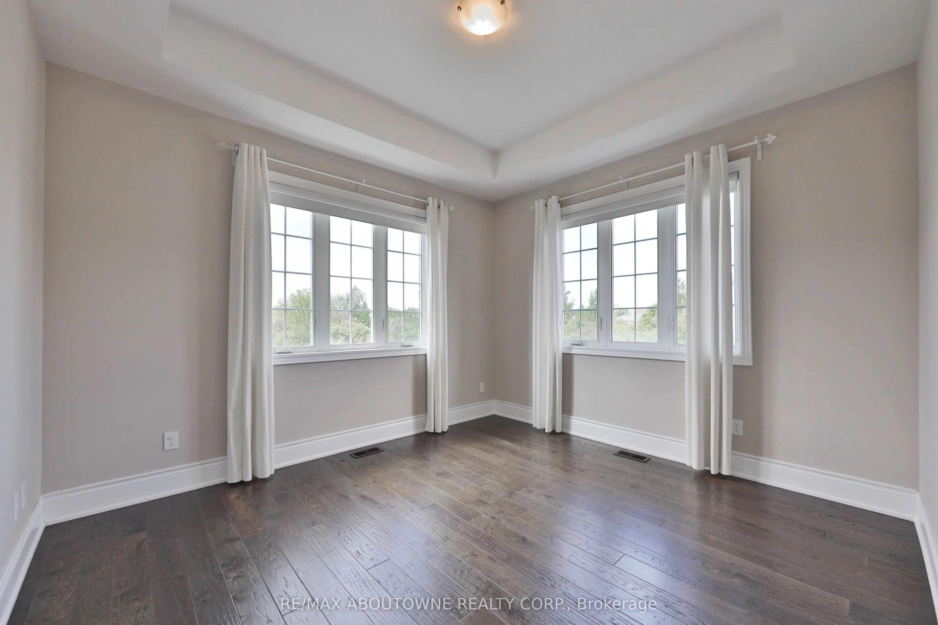 2163 Vineland Crescent