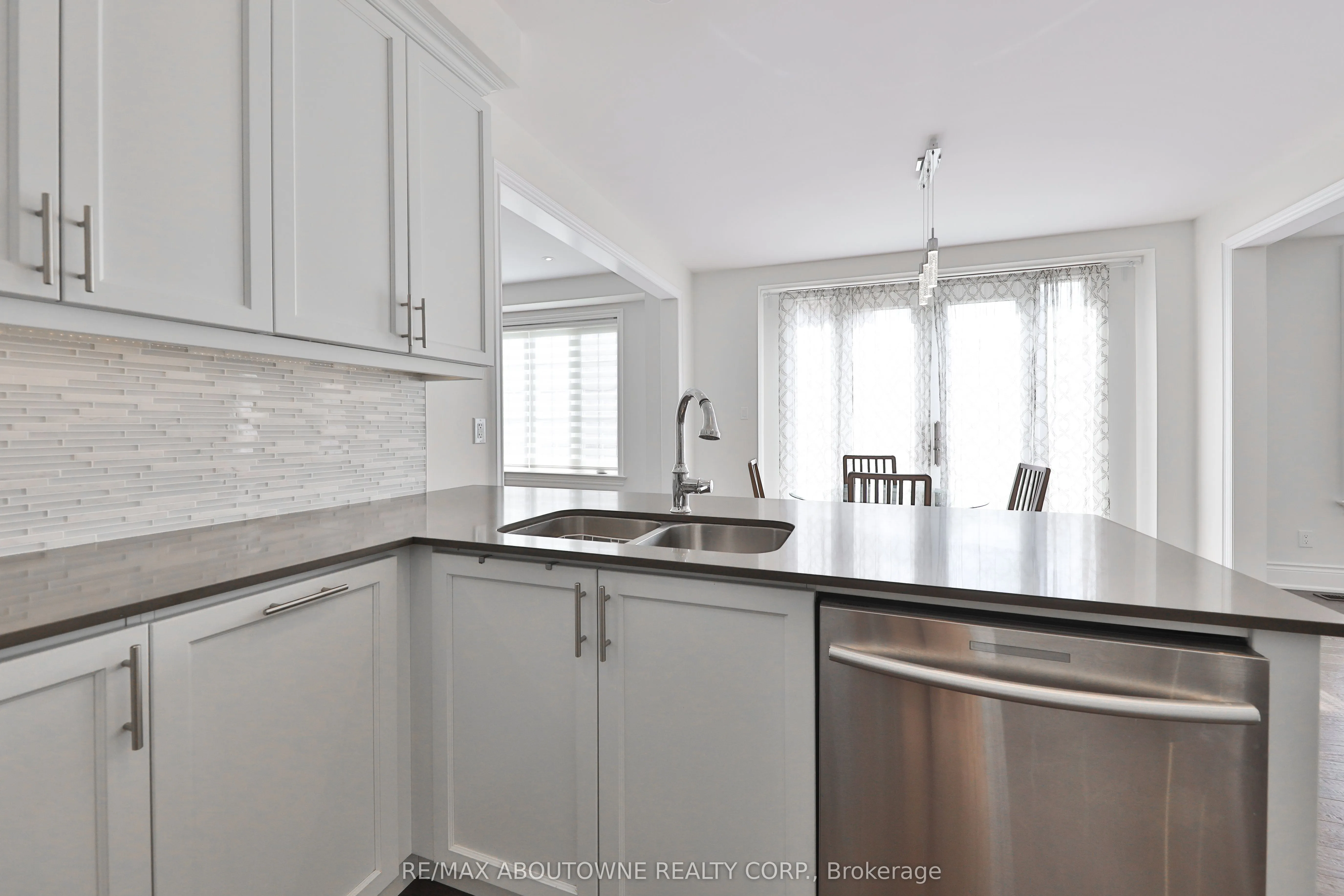 2163 Vineland Crescent