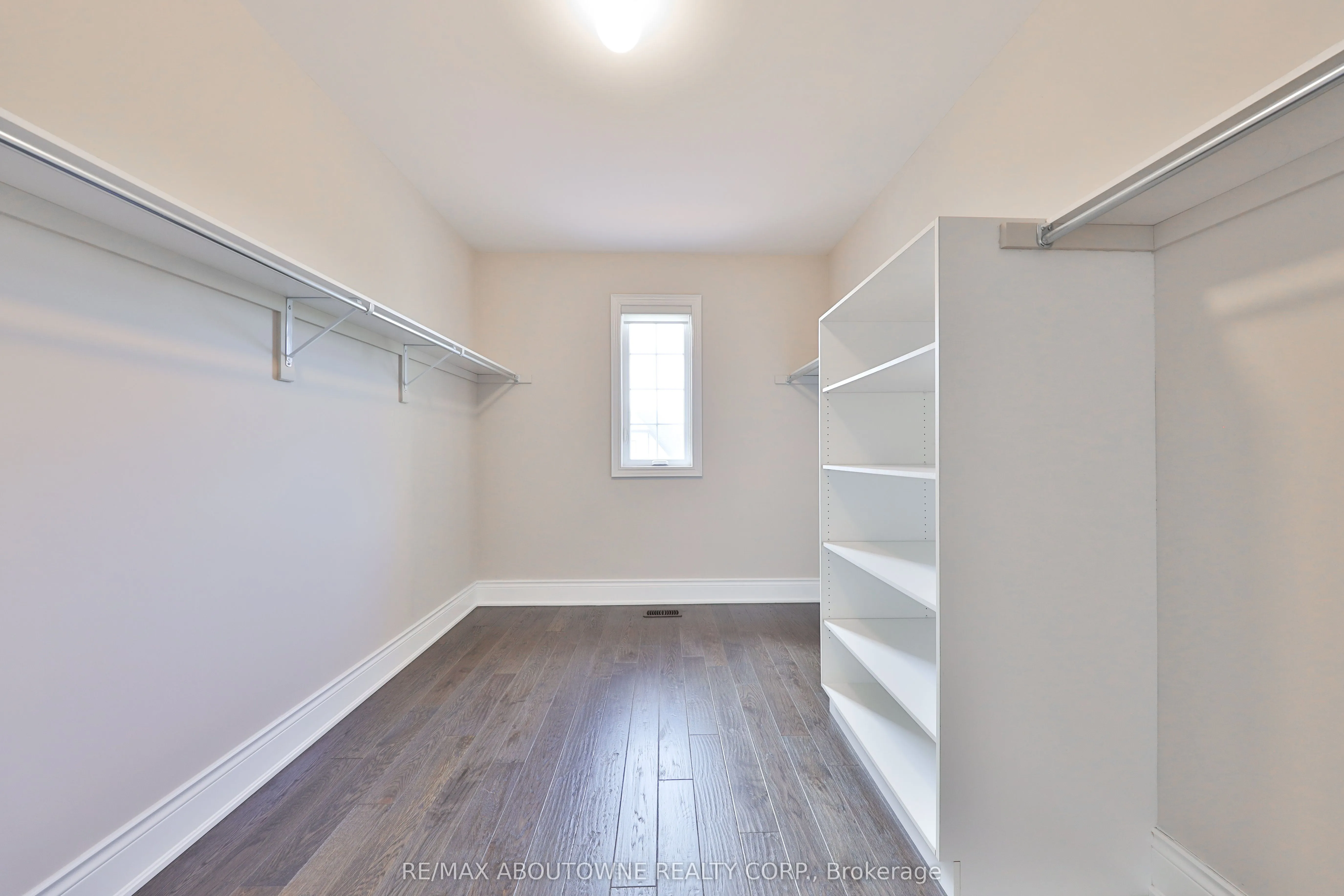 2163 Vineland Crescent