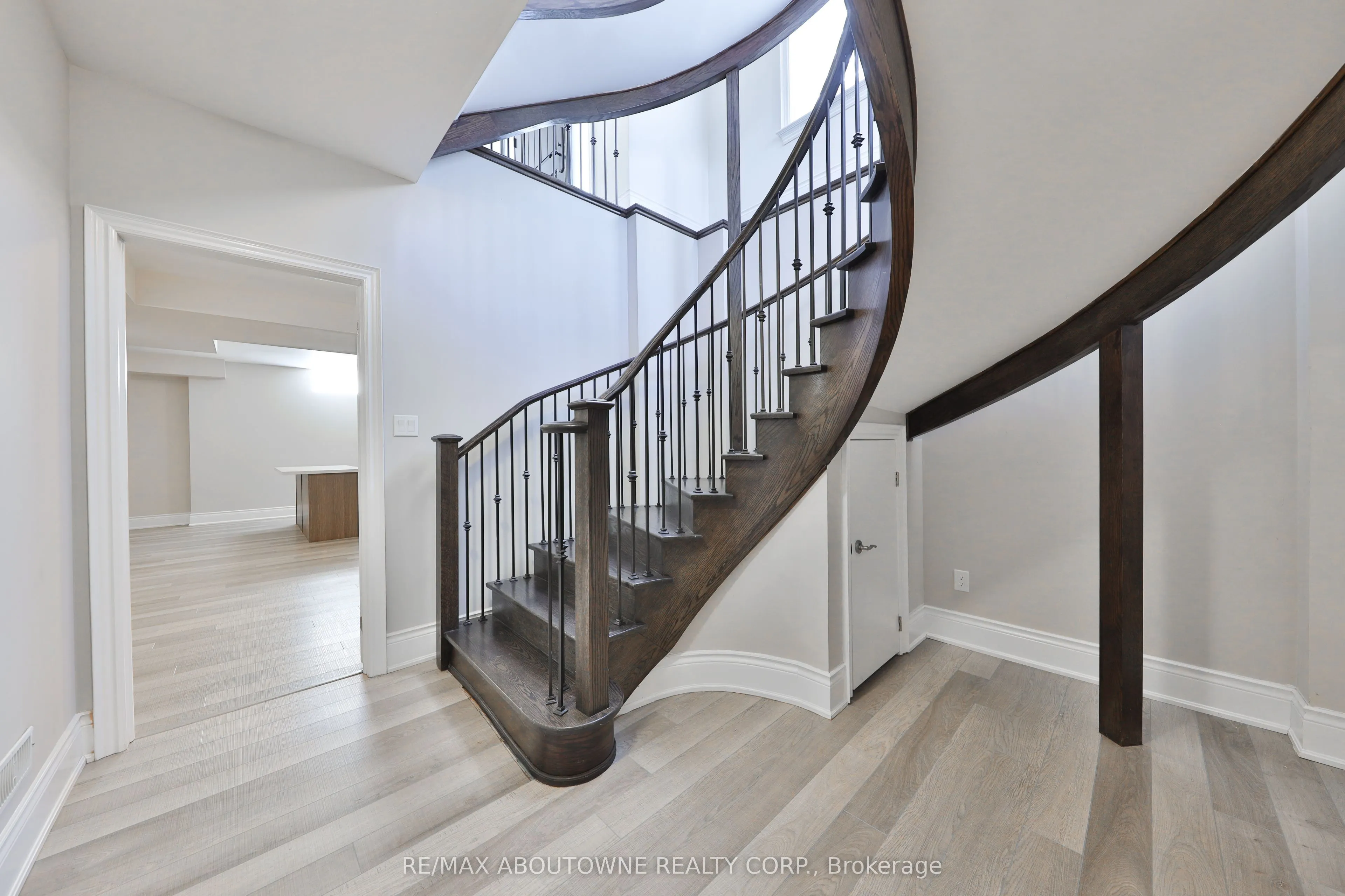 2163 Vineland Crescent
