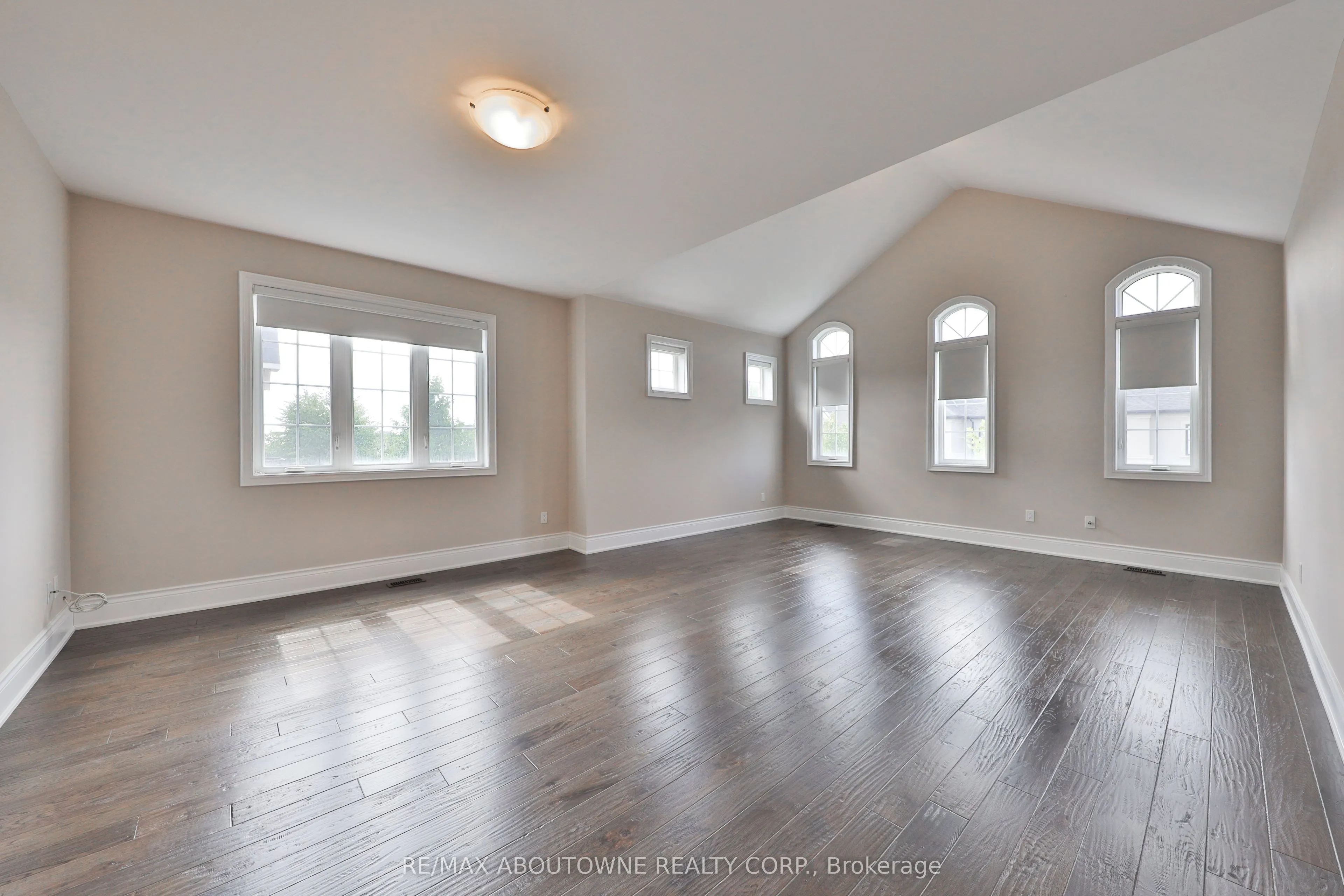 2163 Vineland Crescent