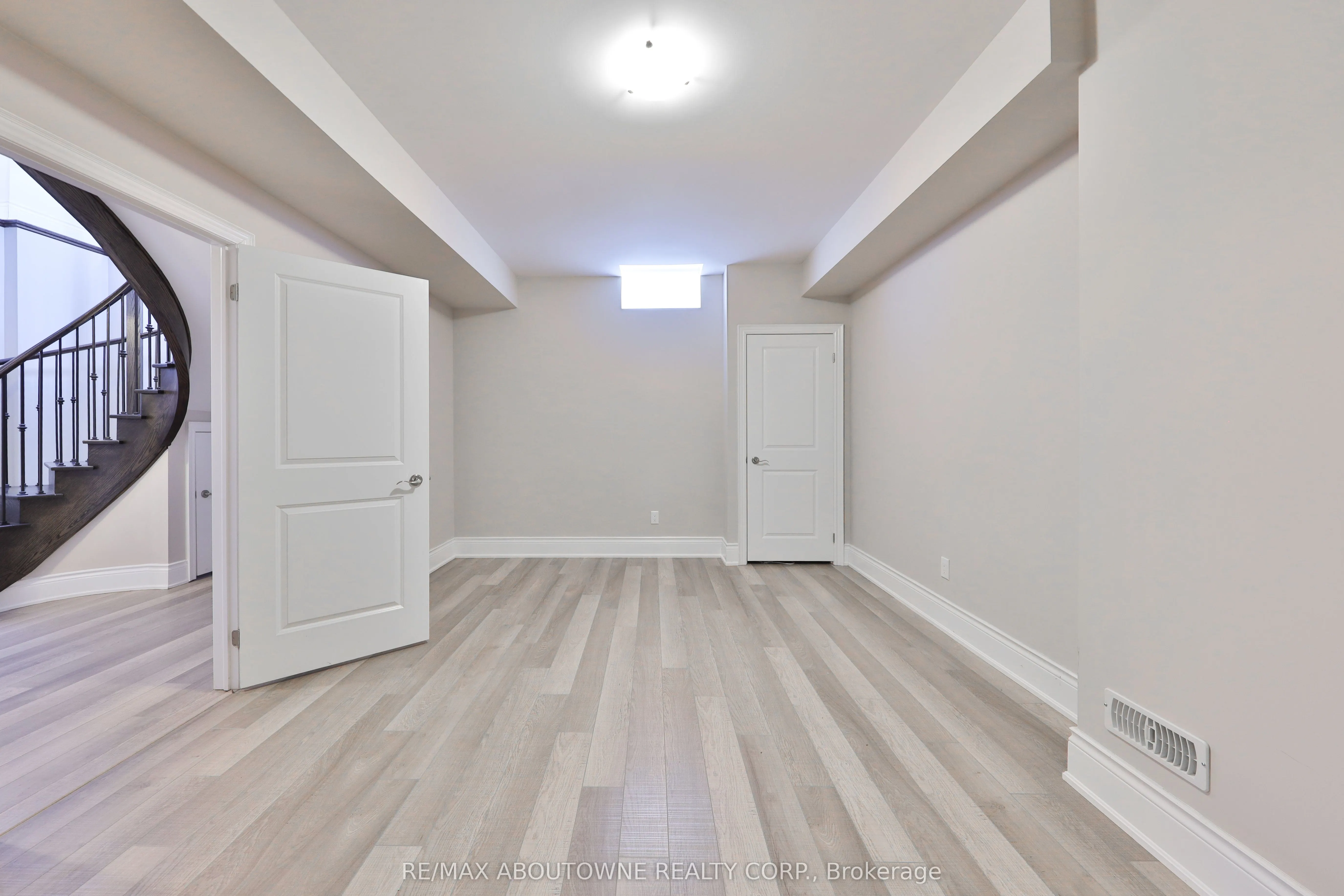 2163 Vineland Crescent