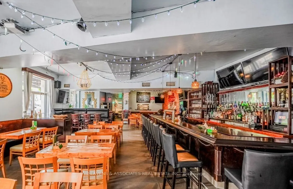3048 Dundas Street W